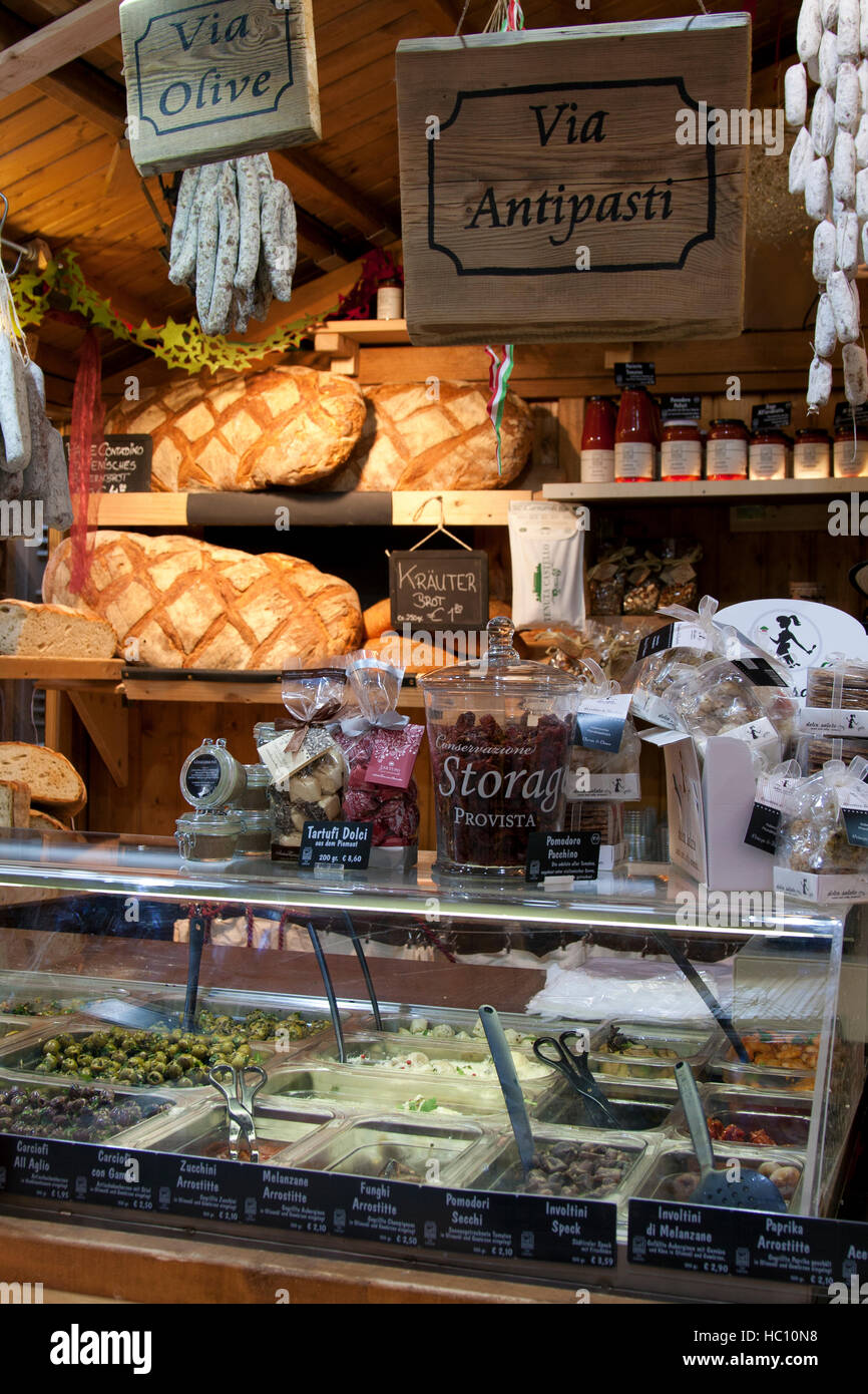 Natale mercato artigianale a Ludwigsberg, Germania, cibo italiano specialty booth con pane, olive, salumi Foto Stock