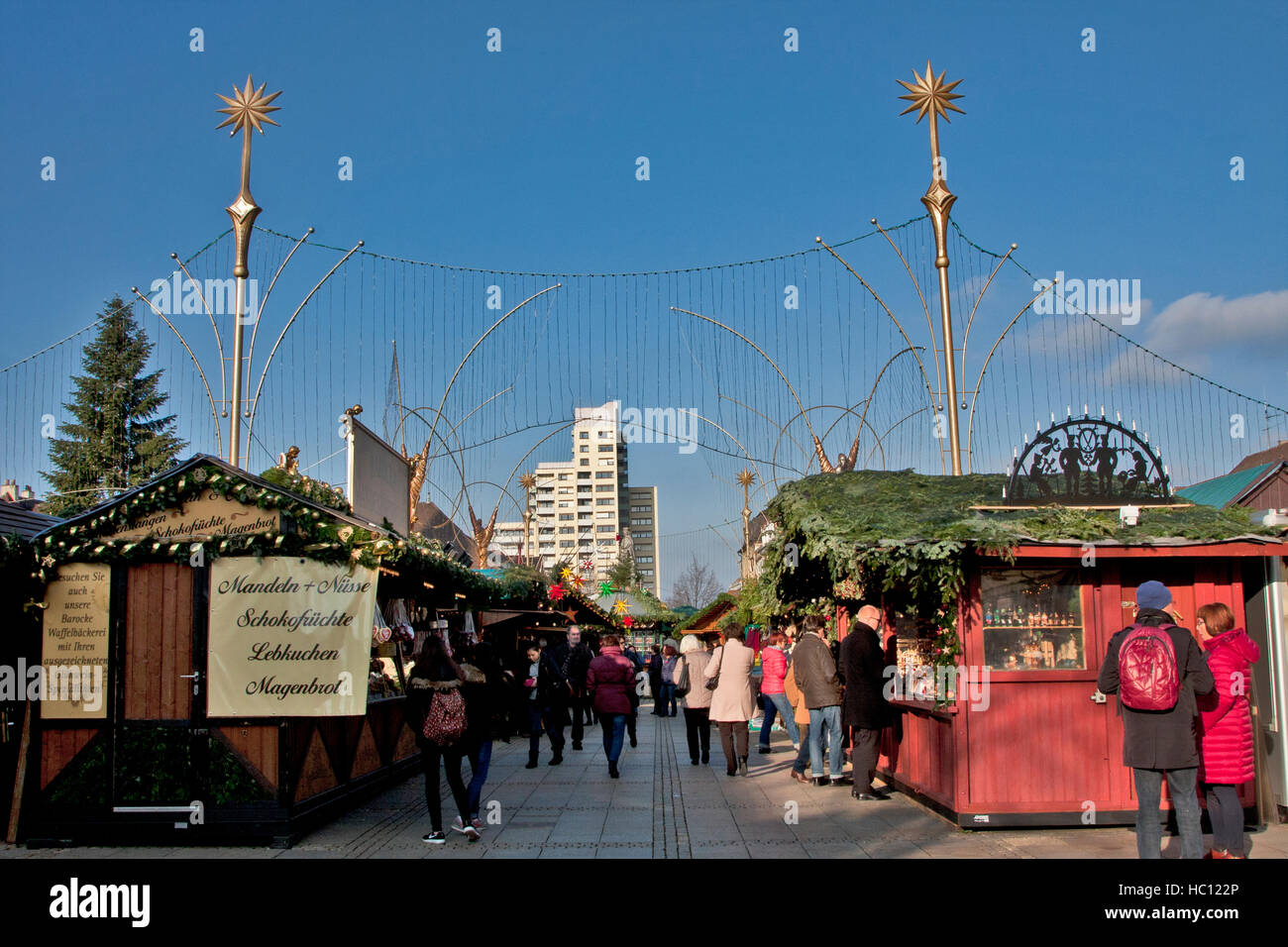 Natale mercato artigianale a Ludwigsberg, Germania, shoppers presso gli artigiani di cabine sotto barocco decor a tema che si illumina di notte Foto Stock