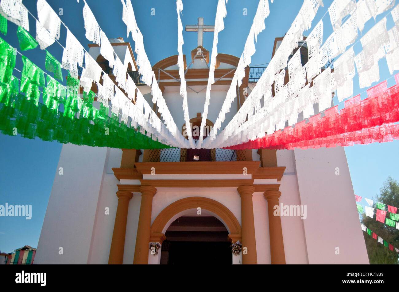 Bandiere di fronte Iglesia de Guadalupe in Chiapas, Messico Foto Stock