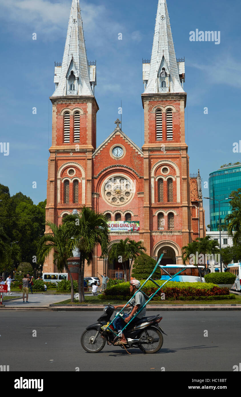 Motociclista che trasportano la scaletta e la Cattedrale di Notre Dame Basilica di Saigon, Città di Ho Chi Minh (Saigon), Vietnam Foto Stock