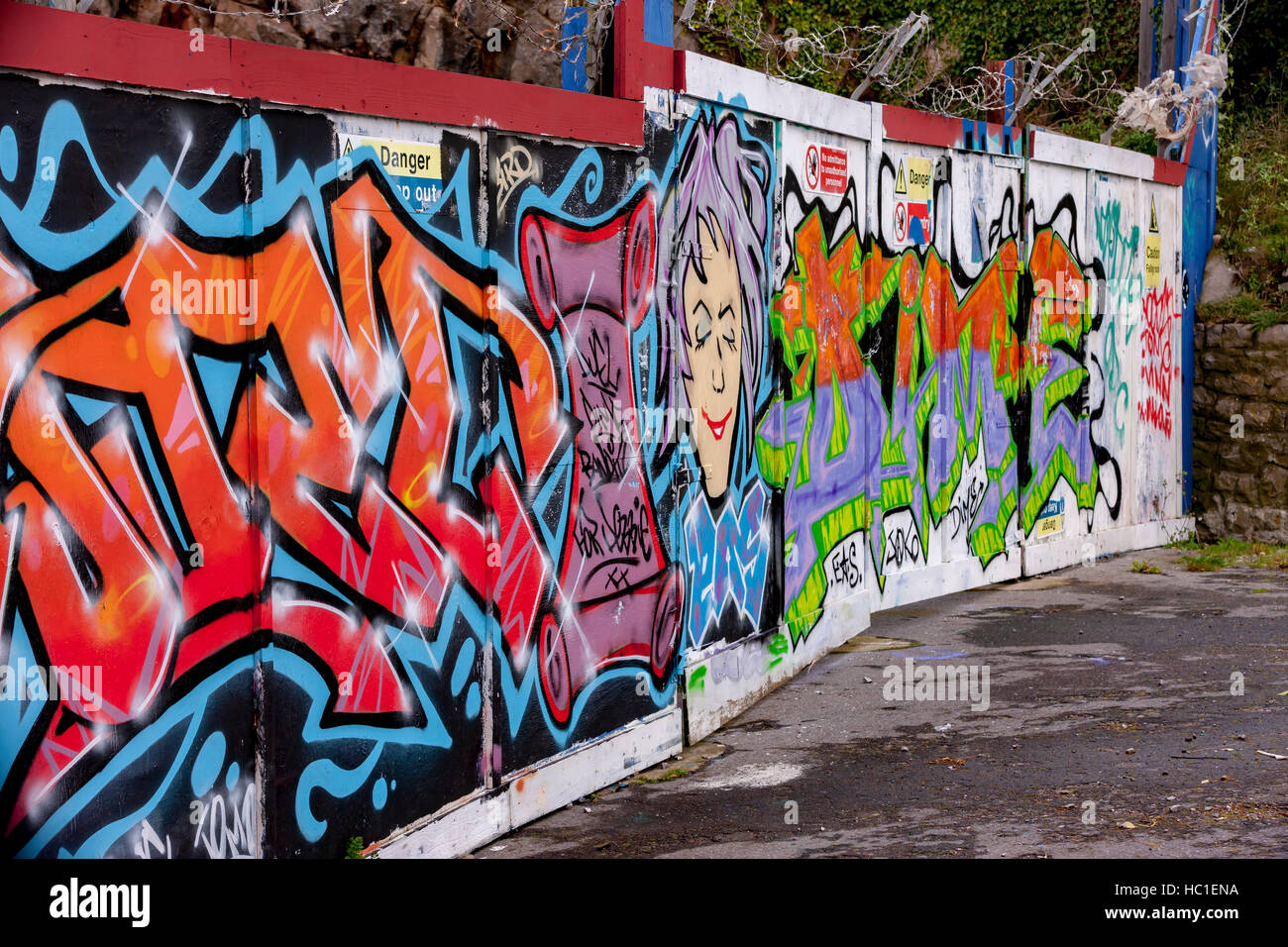 Graffiti su imbarco per arrestare le persone che entrano l ingresso dei derelitti Birbeck Pier, Weston Super Mare. Foto Stock