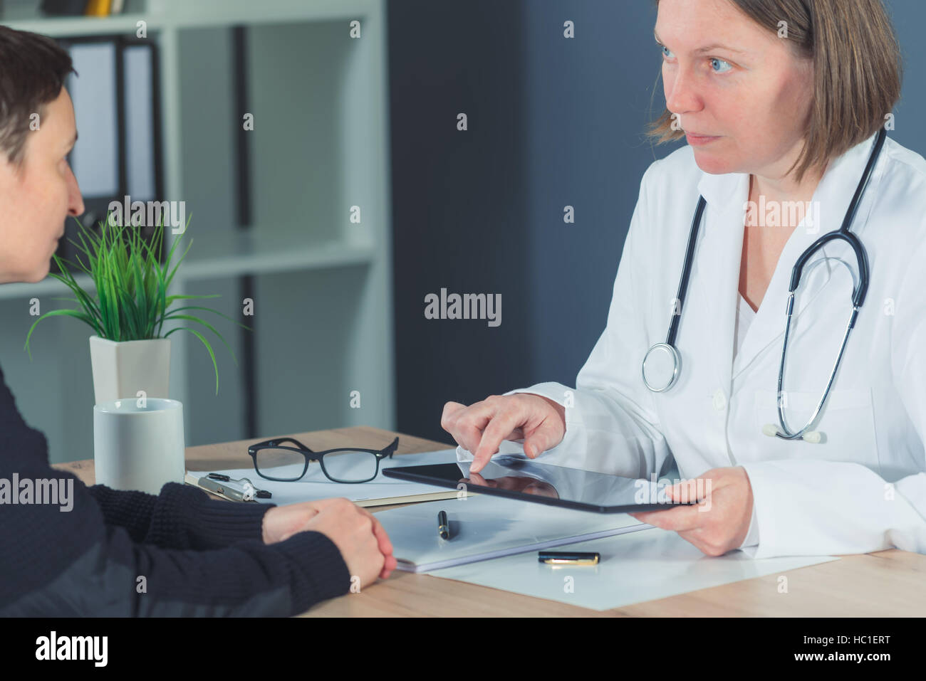 Paziente femmina consultati dal medico in ospedale office durante il regolare esame medico, sanitario e il concetto di prevenzione. Foto Stock