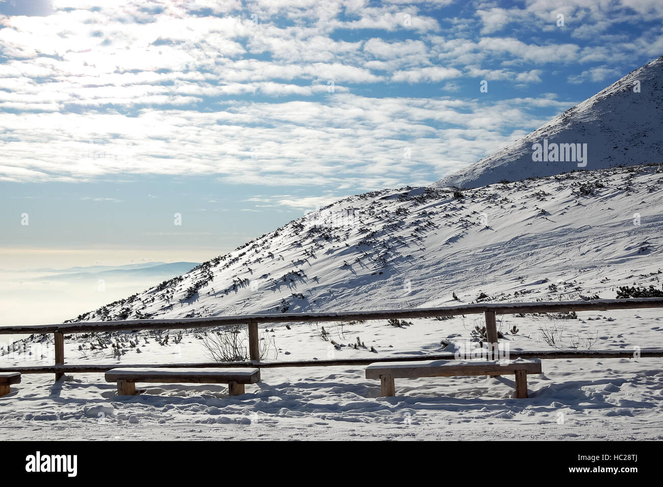Vista del soleggiato pendio di montagna in Alti Tatra in ski resort, Slovacchia. Foto Stock
