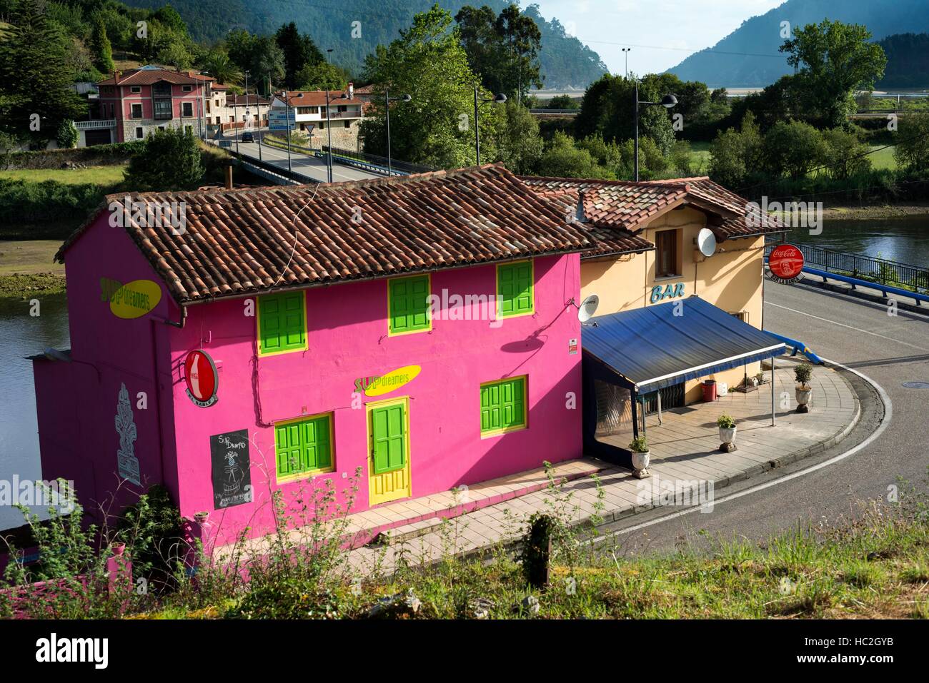 Colore rosa casa di sognatori SUP Paddle Surf equipaggio nel Oyambre parco naturale, Pesues, Cantabria, Spagna. La foto è stata scattata in modo da Transcant Foto Stock