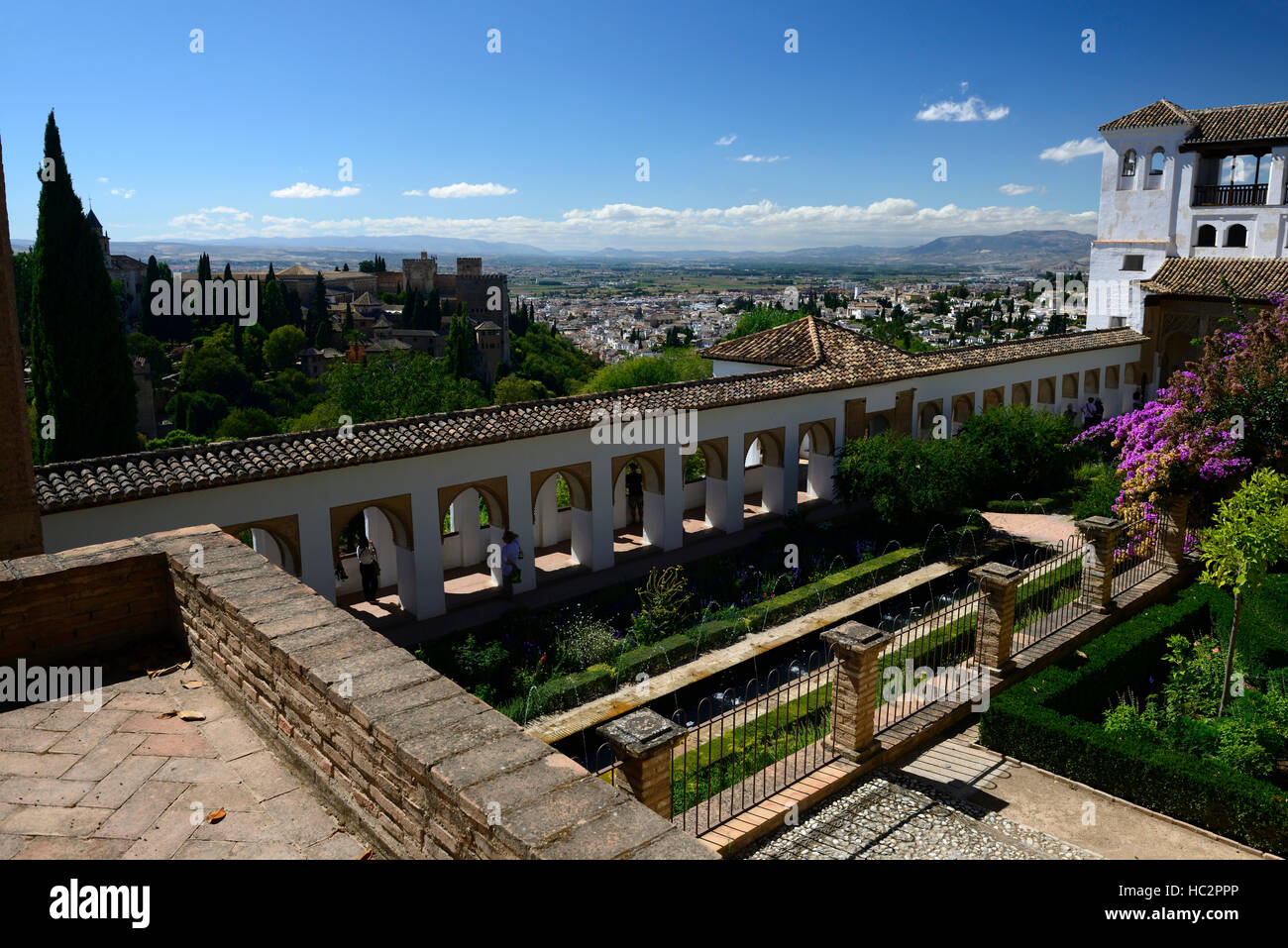 Panoramica sulle terrazze giardini Generalife Alhambra Palace UNESCO World Heritage Site RM floral Foto Stock
