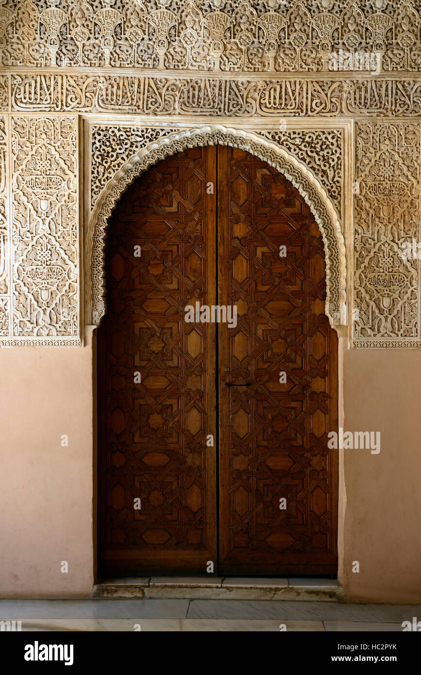 Sala del re ornati parete ad arco dettaglio nasrid palace Alhambra Giardini Generalife UNESCO World Heritage Site RM Floral Foto Stock