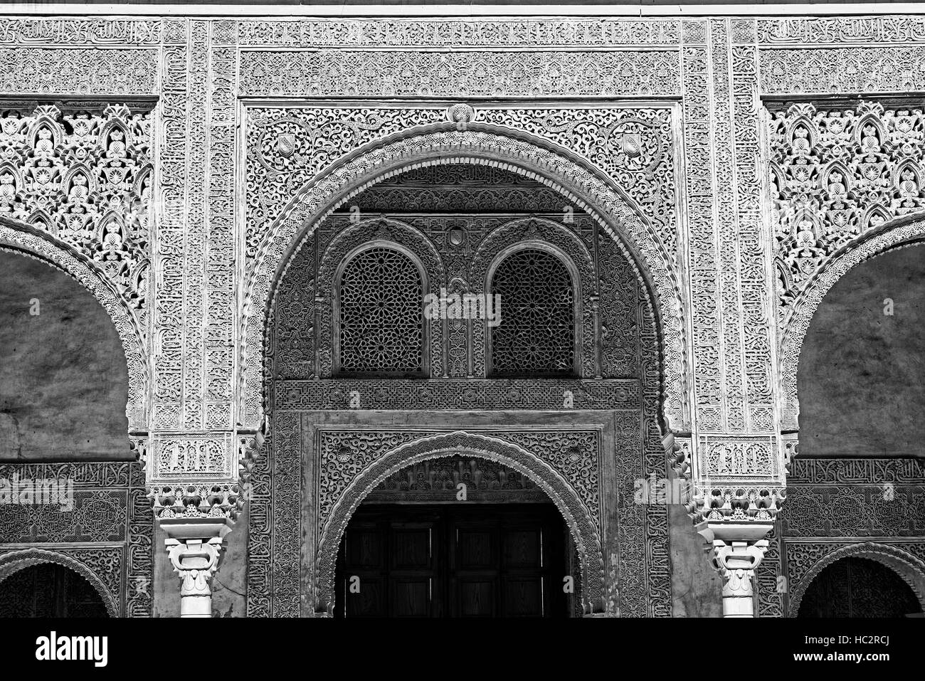 Arco arcuato archway parete ornata dettaglio nasrid palace Alhambra Giardini Generalife in bianco e nero con motivi floreali RM Foto Stock