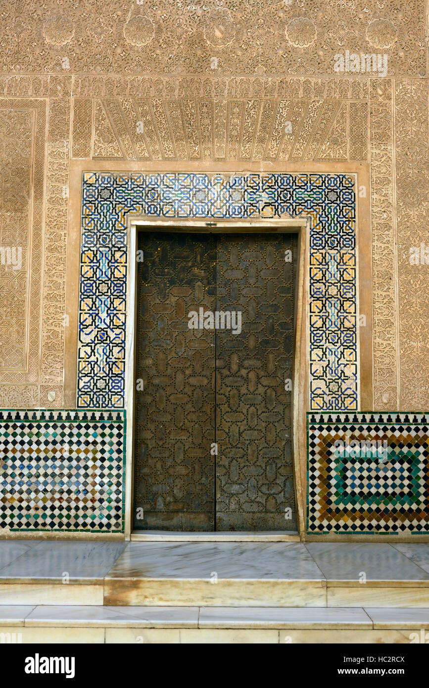 Arco arcuato archway parete ornata dettaglio nasrid palace Alhambra Giardini Generalife UNESCO World Heritage Site RM Floral Foto Stock