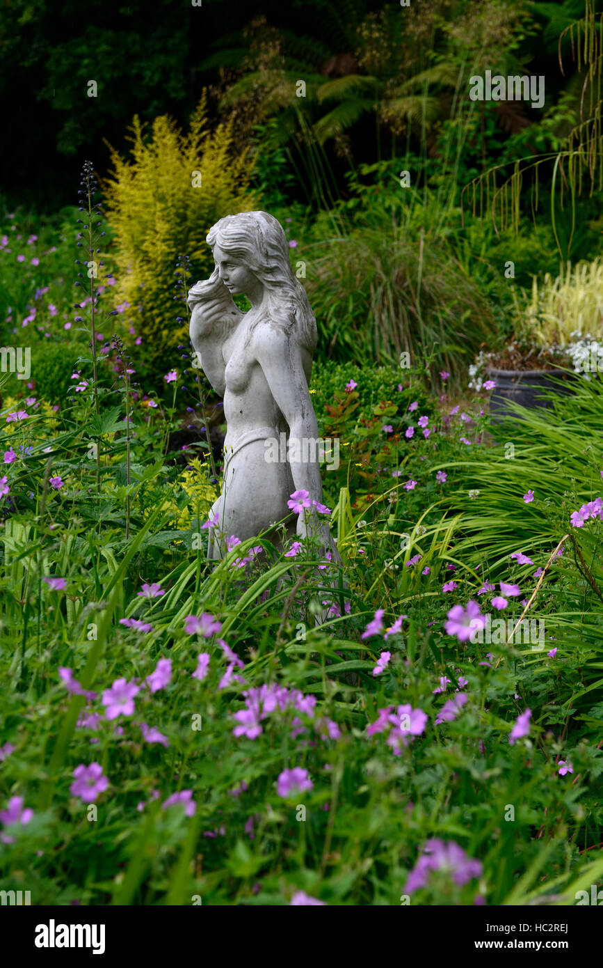 Garden design center centrato attorno la statua della dea della mitologia funzione mitologica giardinaggio foglie verde fogliame floreale RM Foto Stock