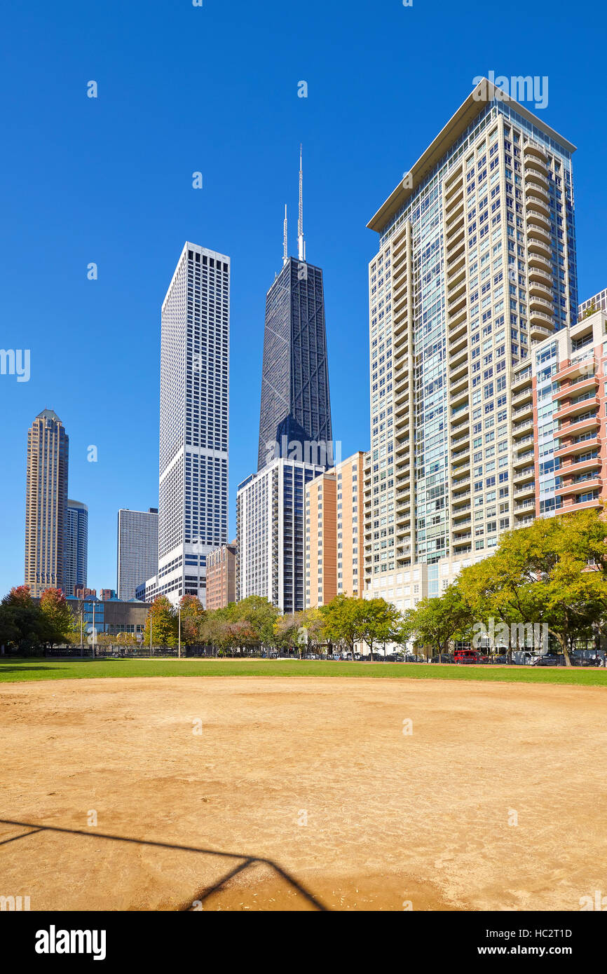 La città di Chicago Downtown edifici visto da un campo da gioco in una giornata di sole, STATI UNITI D'AMERICA. Foto Stock