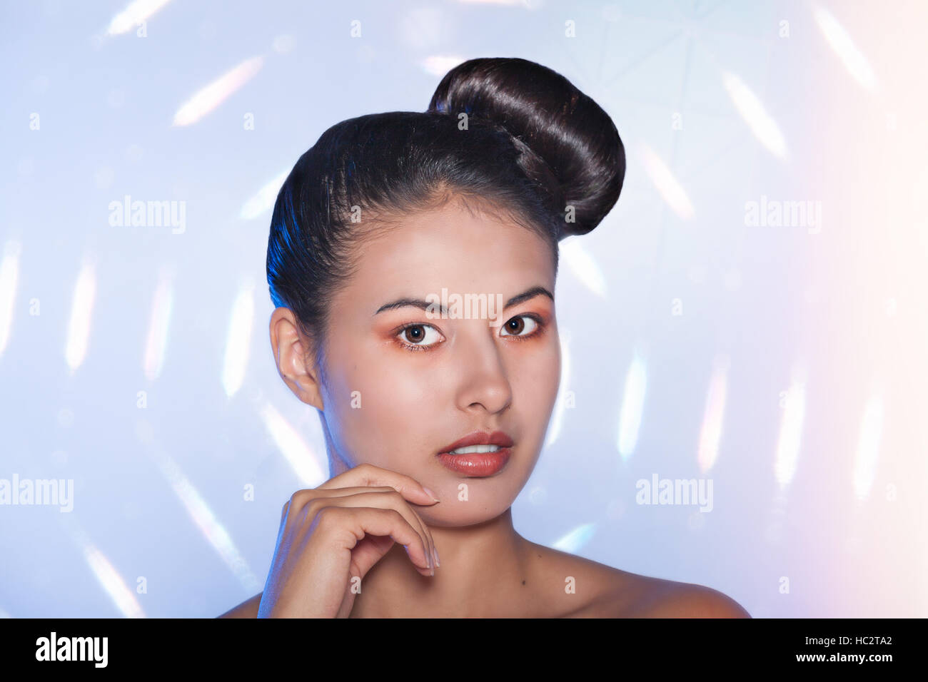 Felice giovane donna contro sfondo colorato Foto Stock