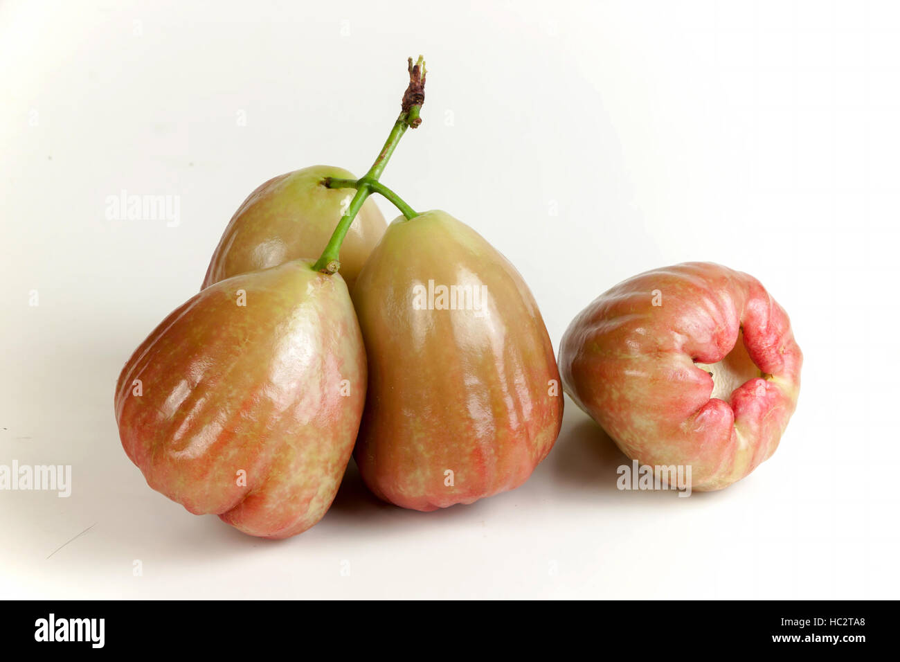Rosa verde di Apple (chomphu) su sfondo bianco. La frutta forma di cuore. Foto Stock
