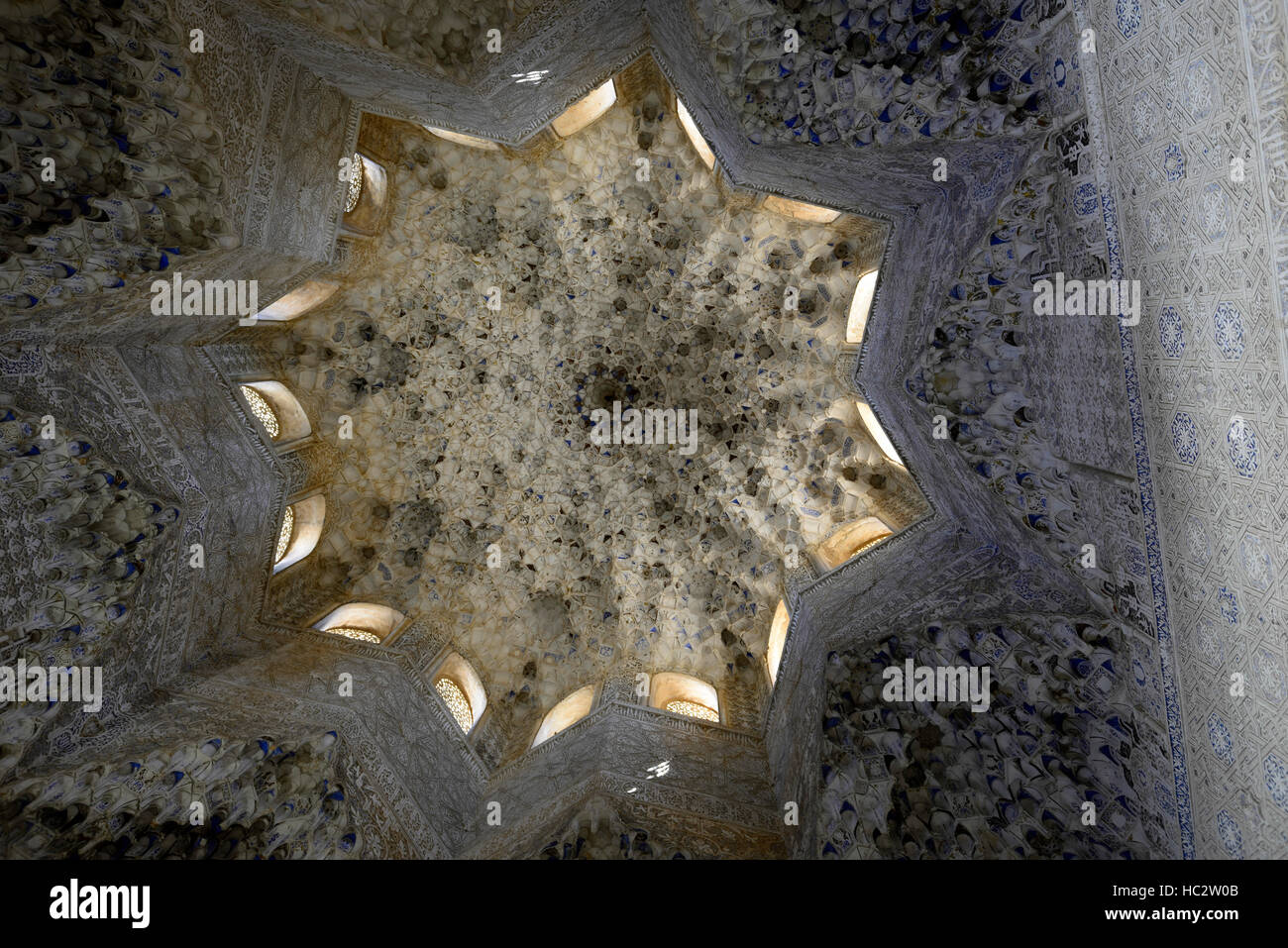 Sala de Dos Hermanas Sala delle Due Sorelle dome a cupola dome mocarabe Alhambra Palace giardini giardino Granada Spagna floreale RM Foto Stock