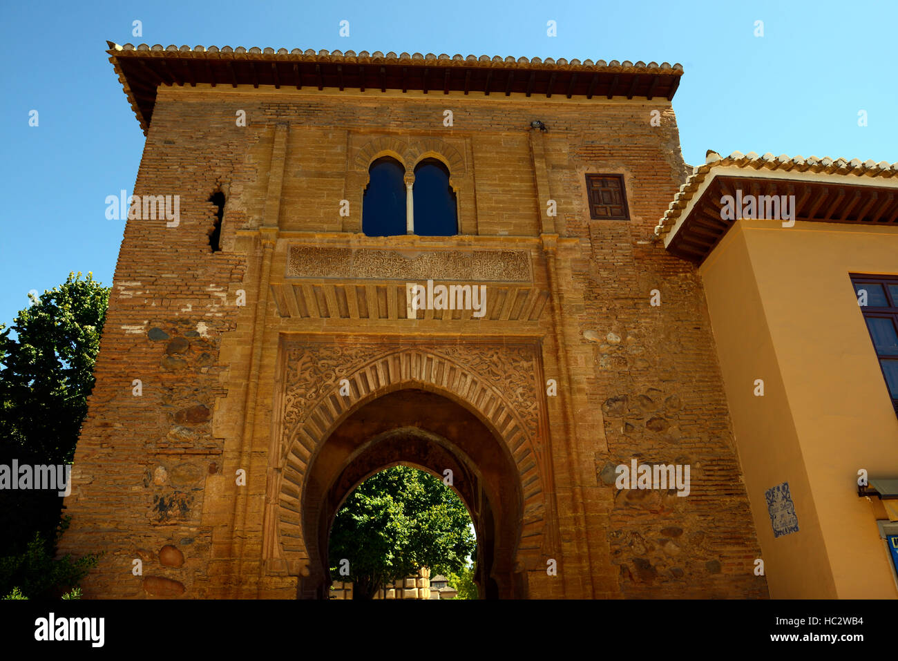 Porta vino Puerta del Vino Carlos V Palazzo Alhambra Palace Gardens alcazaba arch gateway arcuata Granada Andalusia Spagna floreale RM Foto Stock