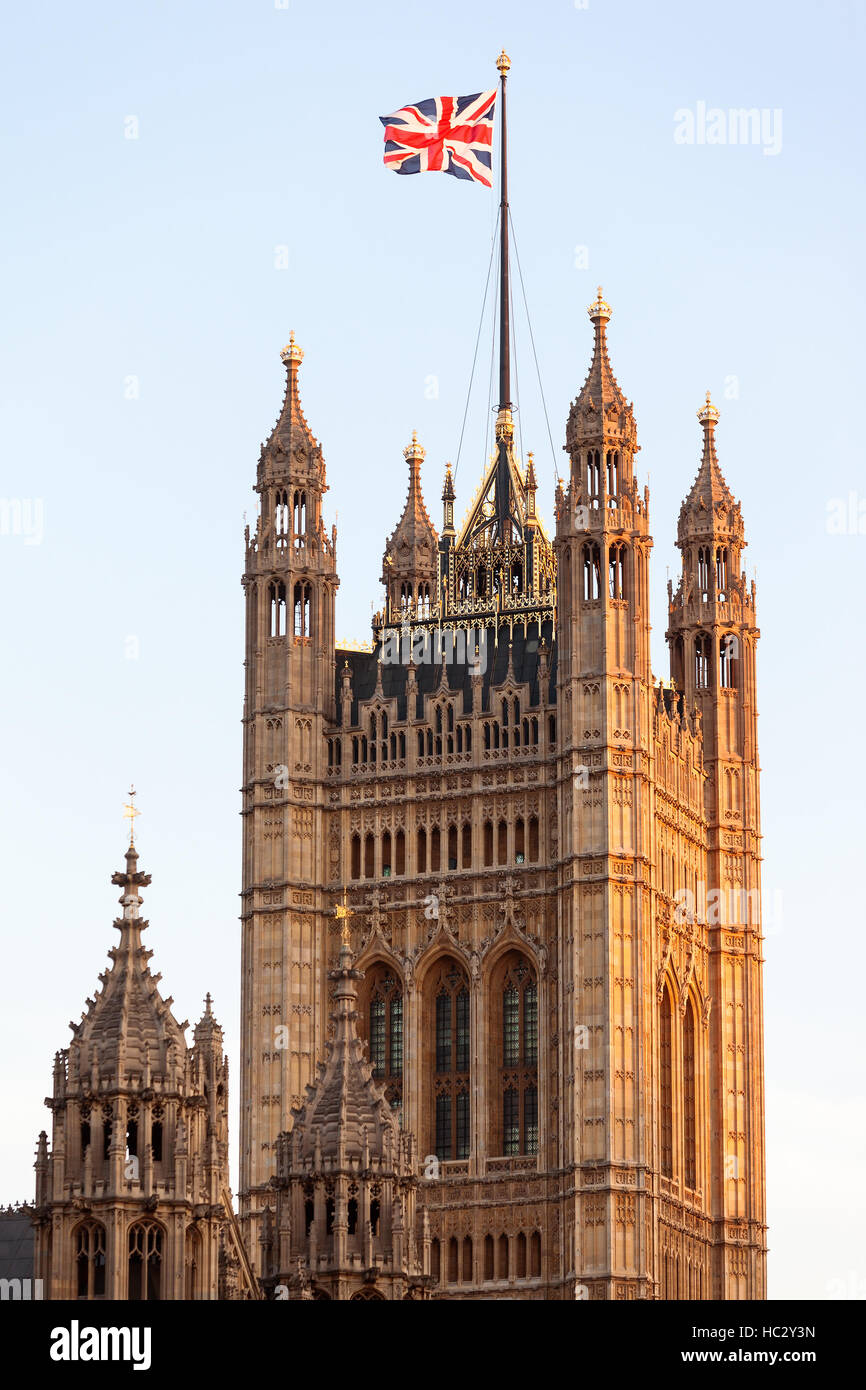 Unione battenti bandiera sulla sommità della torre di Victoria, parte del Palazzo di Westminster a Londra, Regno Unito. Foto Stock