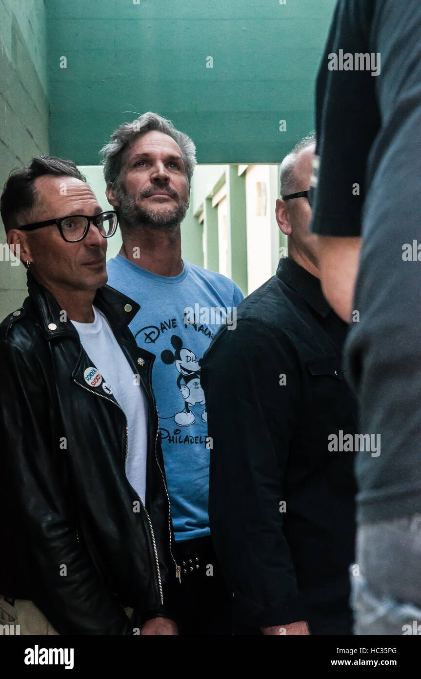 Jay Bentley, Mike Dimkich e Greg Graffin di Bad Religion durante un servizio fotografico prima del loro spettacolo al Hollywood Palladium di Los Angeles Foto Stock