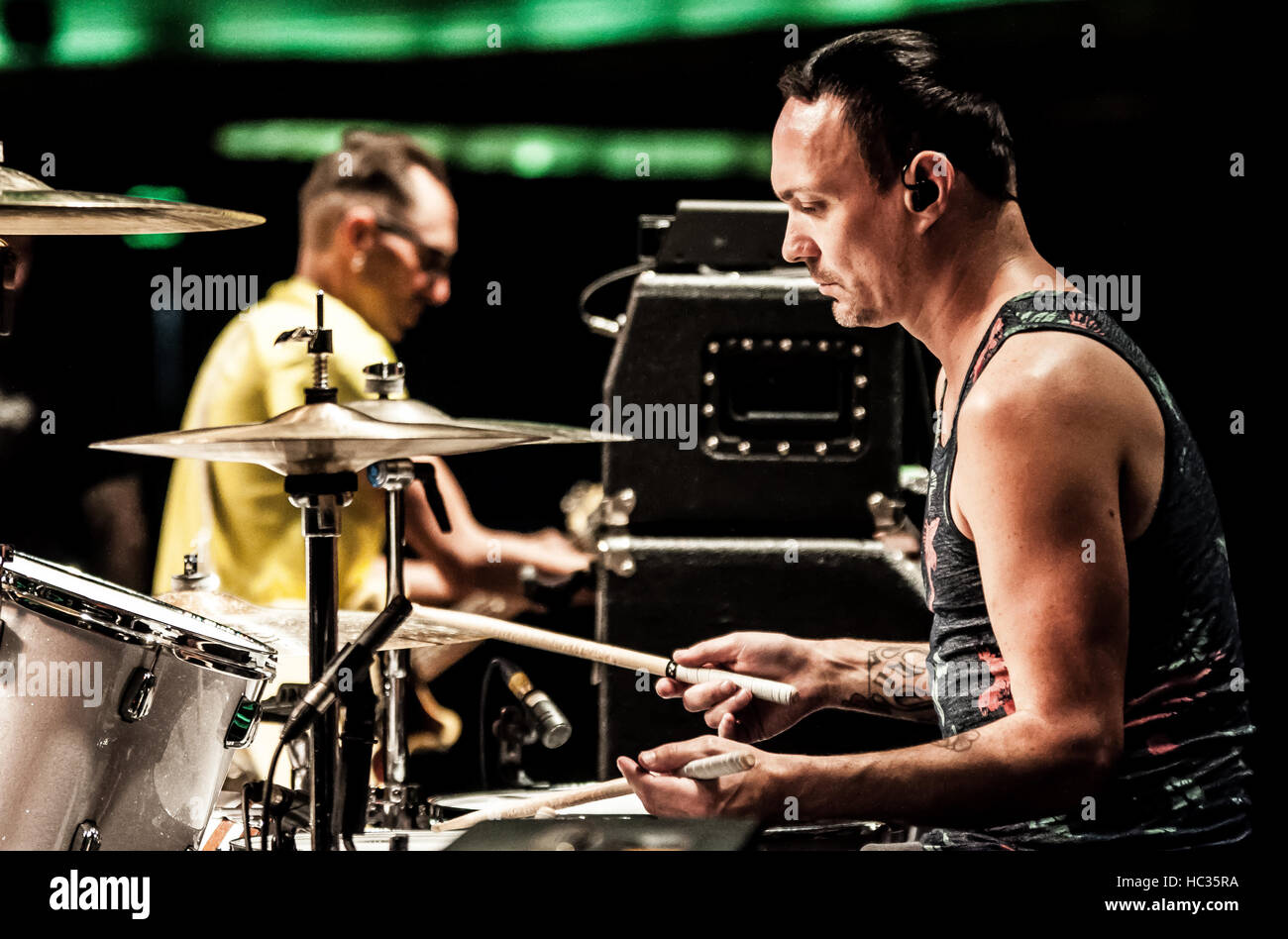 Jamie Miller e Mike Dimkich di Bad Religion al Soundcheck di Los Angeles a Hollywood Palladium sul Vox Populi tour, 4 novembre 2016. Foto Stock