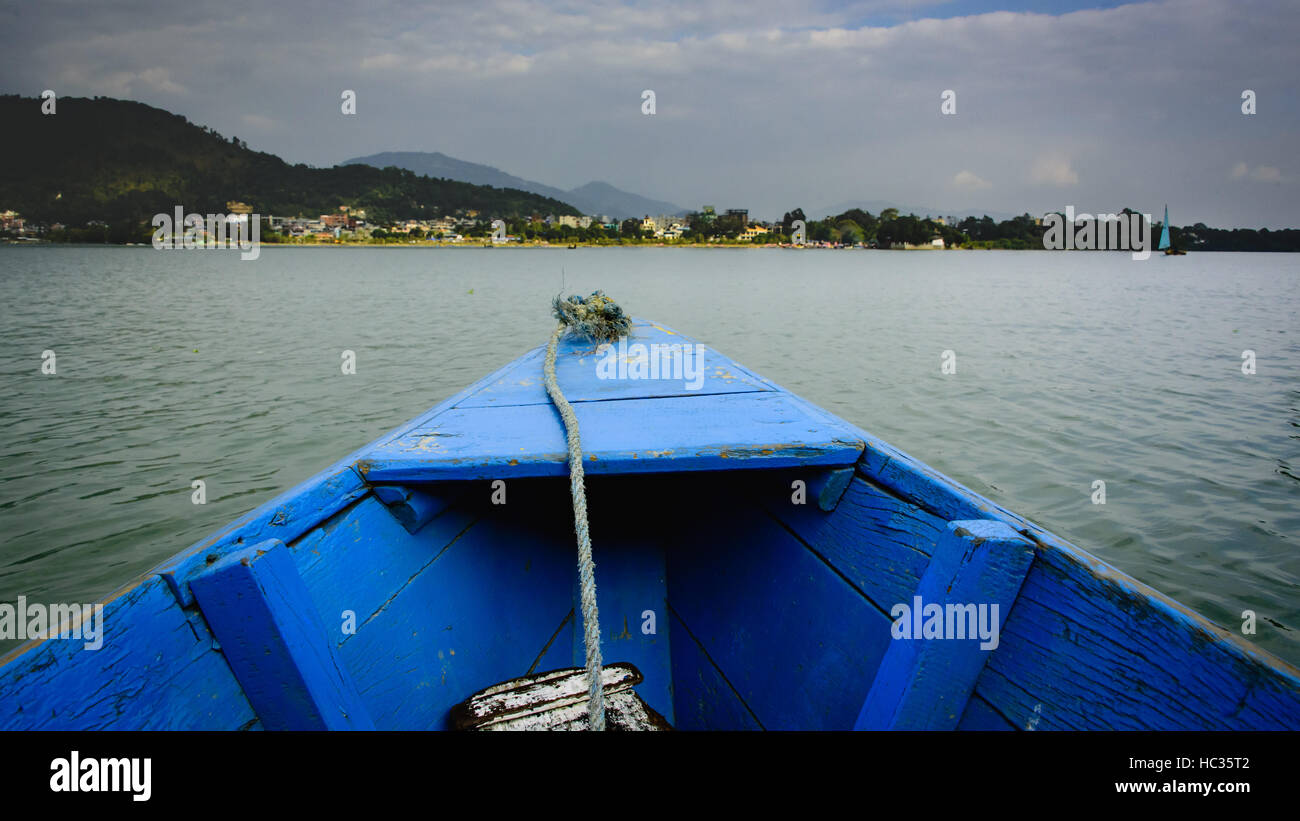 A prua in legno di colore blu in barca a remi nel lago in pokara, Nepal Foto Stock