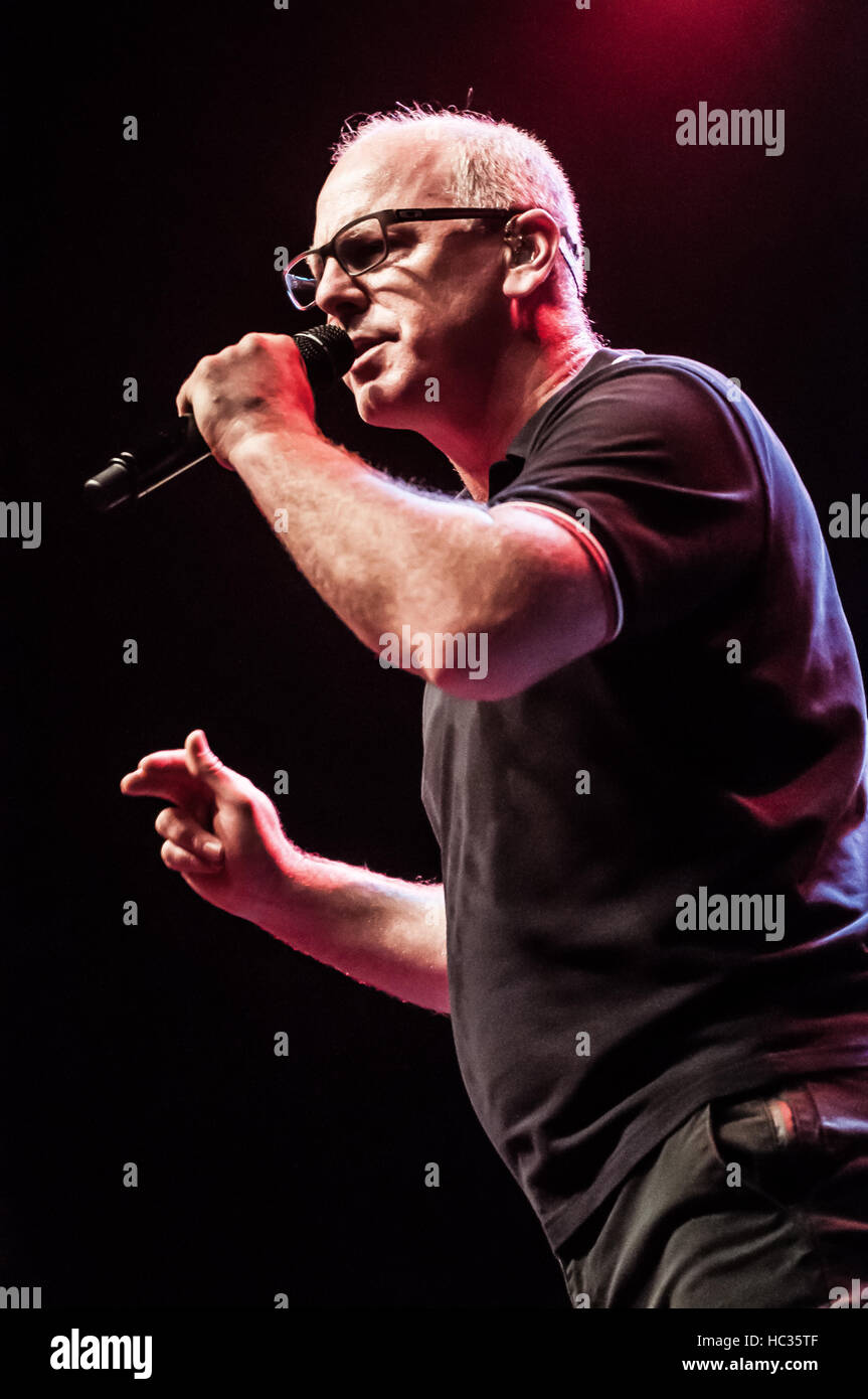 Greg Graffin di Bad Religion performing live a Los Angeles a Hollywood Palladium sul Vox Populi tour, 4 novembre 2016. Foto Stock