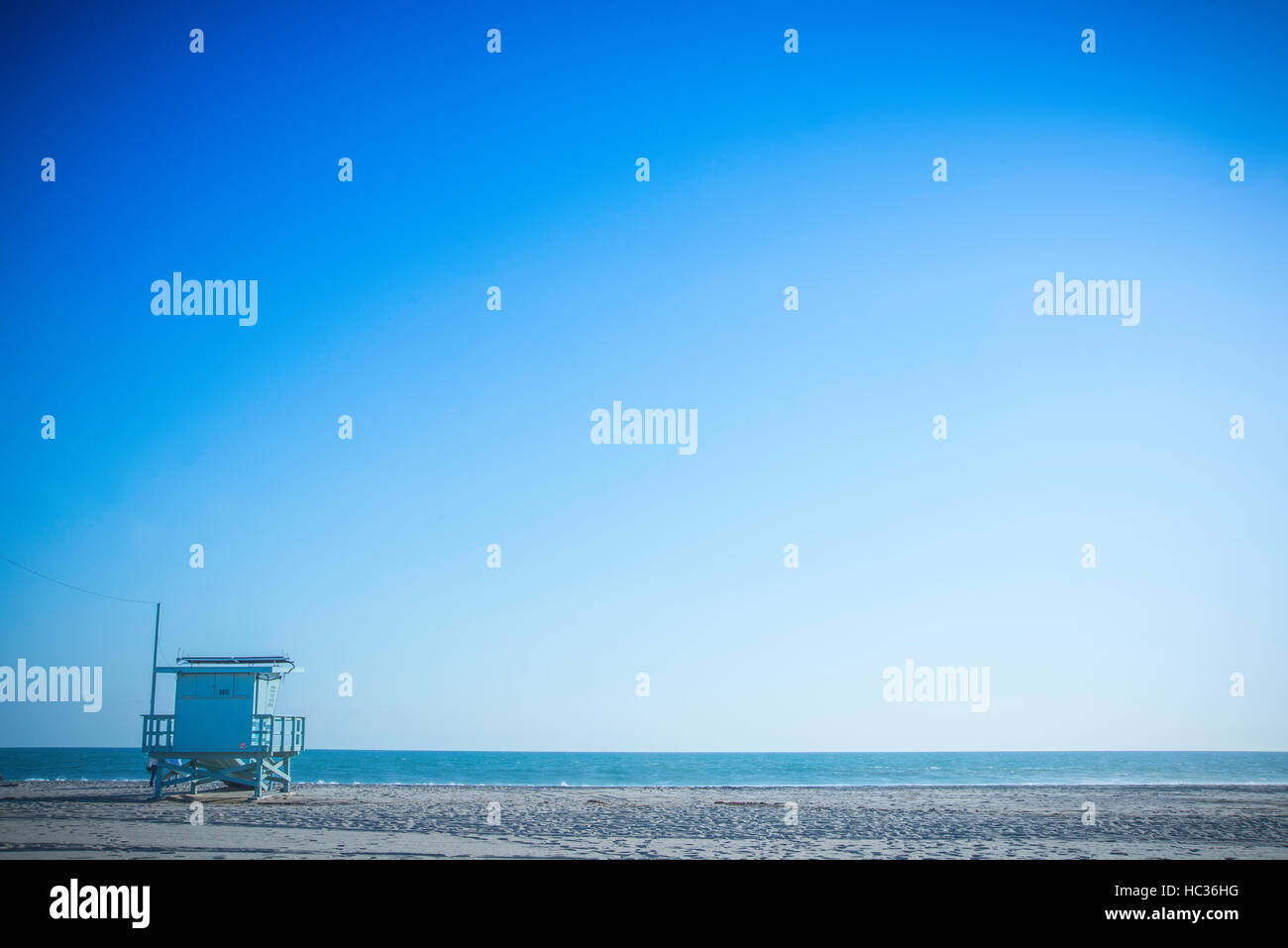 La spiaggia di Santa Monica prese con un approccio minimalista con una mattina tranquilla atmosfera. Foto Stock