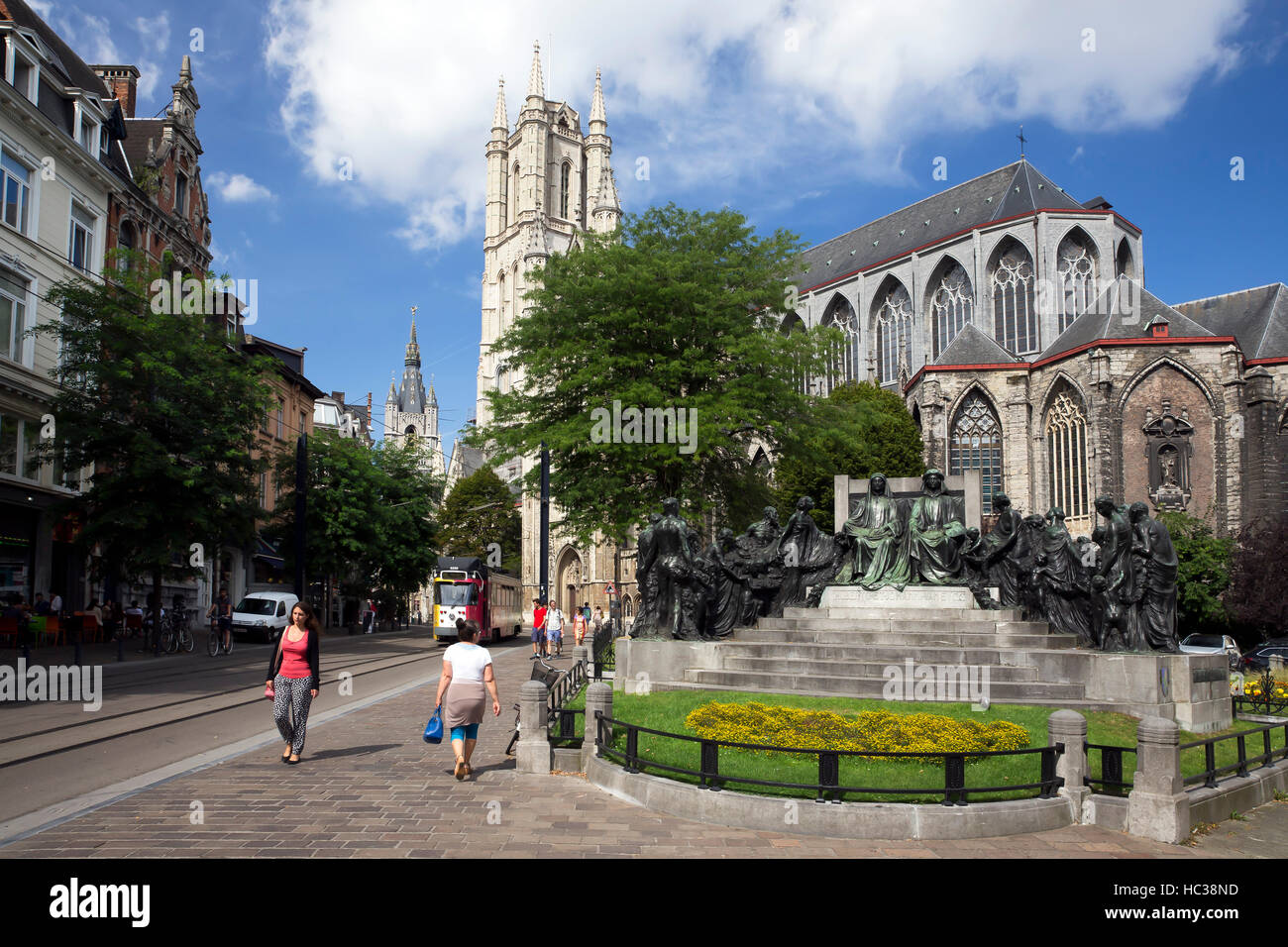 Hubert e Jan van Eyck Monumento al di fuori della cattedrale di San Bavone, il centro città di Gand, Fiandre Occidentali, Belgio, Europa Foto Stock