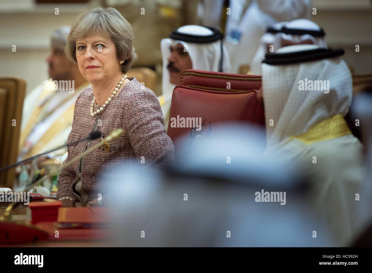 Il primo ministro Theresa Maggio partecipa a una sessione di lavoro del Consiglio di cooperazione del Golfo incontro a Manama, Bahrain. Foto Stock