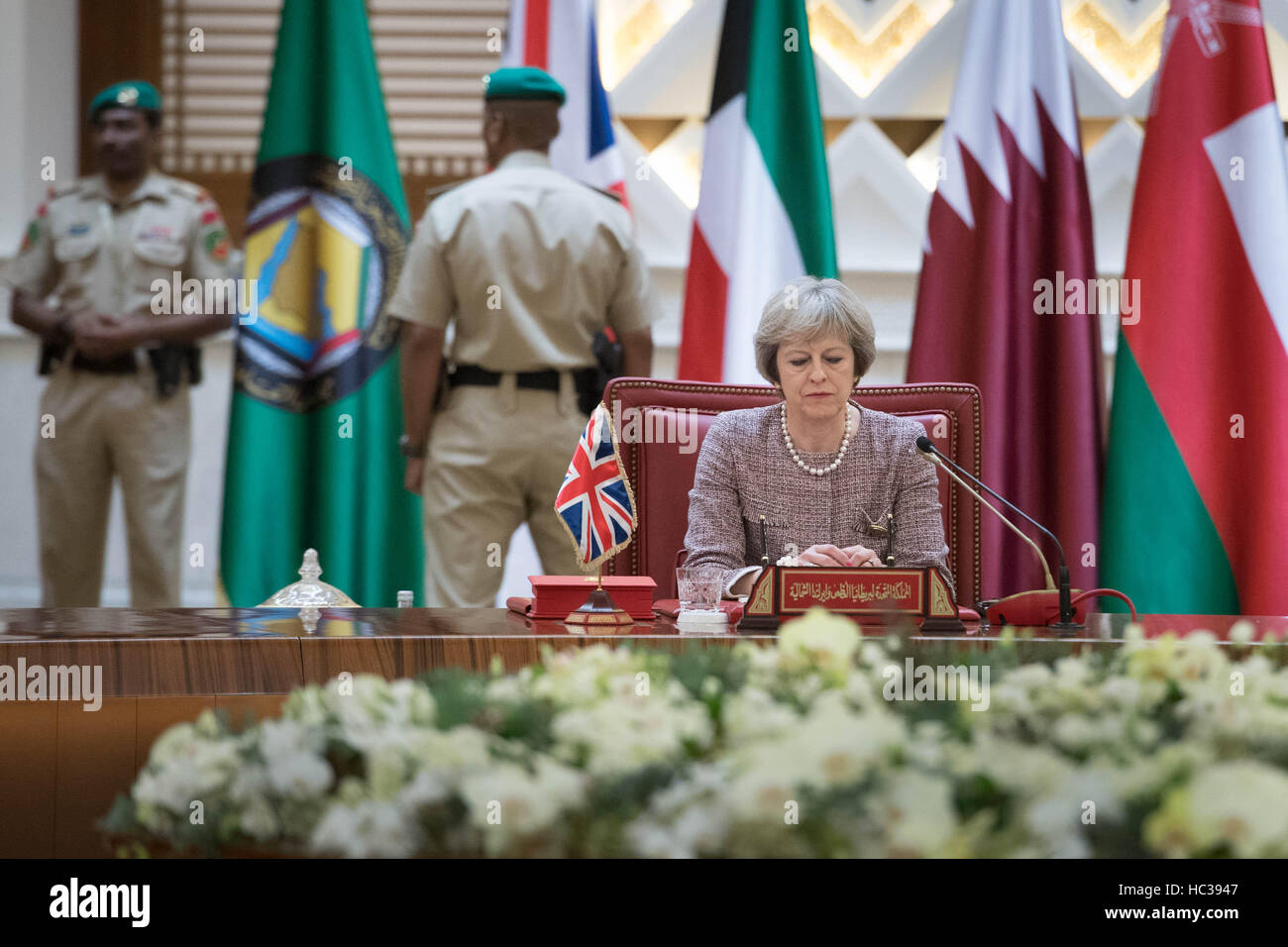 Il primo ministro Theresa Maggio partecipa a una sessione di lavoro del Consiglio di cooperazione del Golfo incontro a Manama, Bahrain. Foto Stock