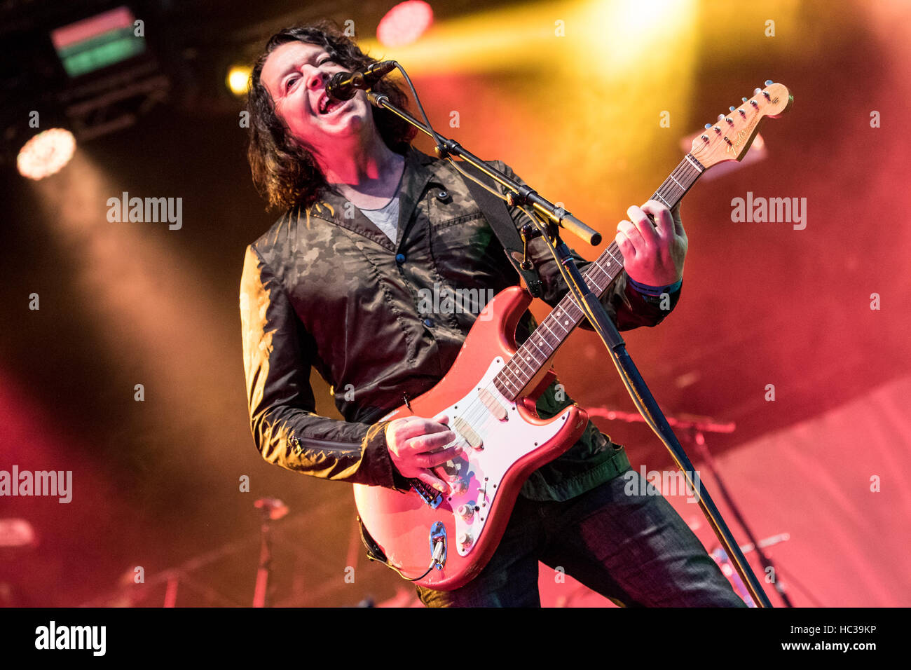 Roland Orzabal di lacrime per paure come la banda stretta il 2016 Camp Bestival festival nei motivi di Lulworth station wagon, Dorset. Dotato di: Roland Orzabal dove: Dorset, Regno Unito quando: 31 Lug 2016 Foto Stock