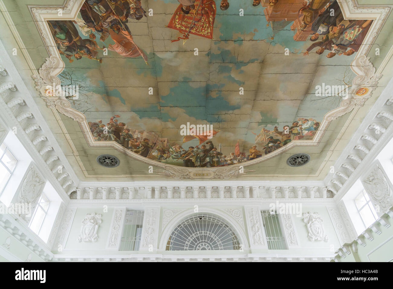 Pannello rivoluzionario sul soffitto a stazione ferroviaria a Volgograd, Russia Foto Stock