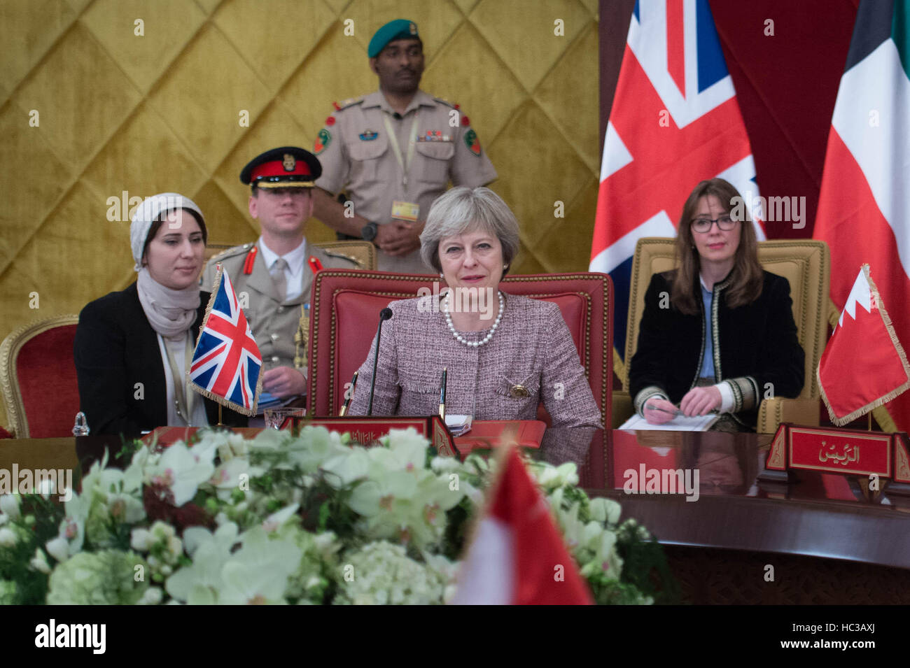 Il primo ministro Theresa Maggio partecipa a una sessione di lavoro del Consiglio di cooperazione del Golfo incontro a Manama, Bahrain. Foto Stock