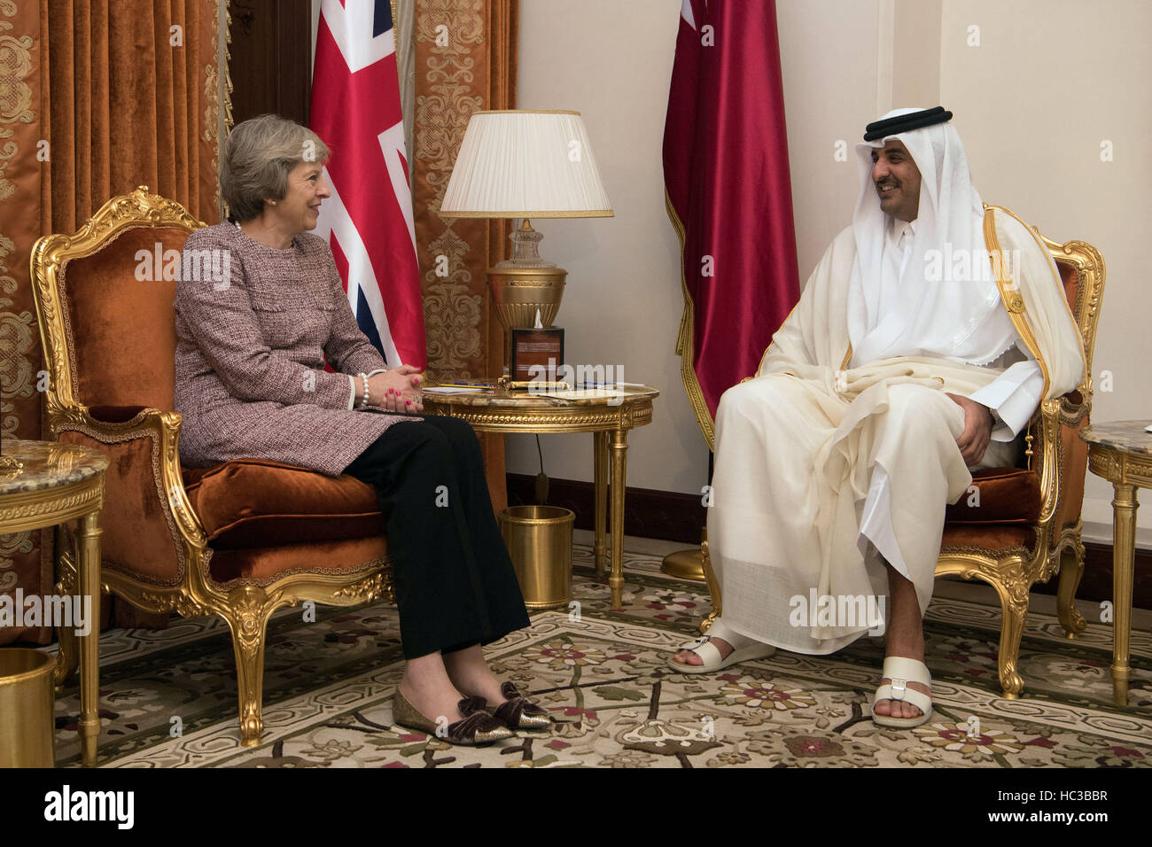 Il primo ministro Theresa Maggio incontra lo Sceicco Tamim Bin Hamad Al Thani, l'Emiro del Qatar, nel corso di una riunione bilaterale tenutasi presso il consiglio di cooperazione del Golfo vertice di Manama, Bahrain. Foto Stock