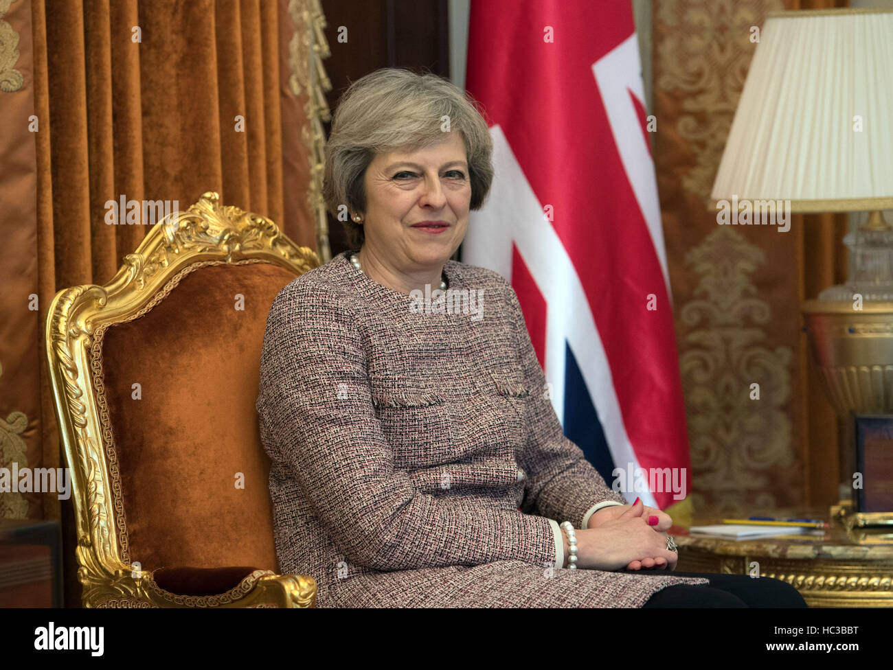 Il primo ministro Theresa Maggio guarda come incontra lo Sceicco Tamim Bin Hamad Al Thani, l'Emiro del Qatar, nel corso di una riunione bilaterale tenutasi presso il consiglio di cooperazione del Golfo vertice di Manama, Bahrain. Foto Stock