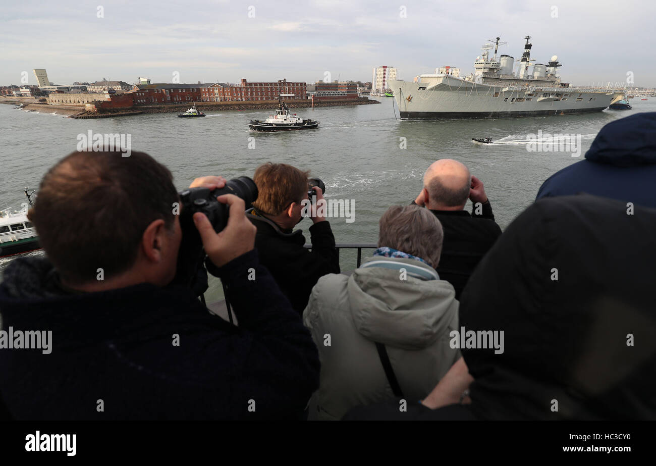 La Royal Navy dell ex portaerei HMS illustre è trainato fuori del porto di Portsmouth voce per un bagno turco scrapyard. Foto Stock