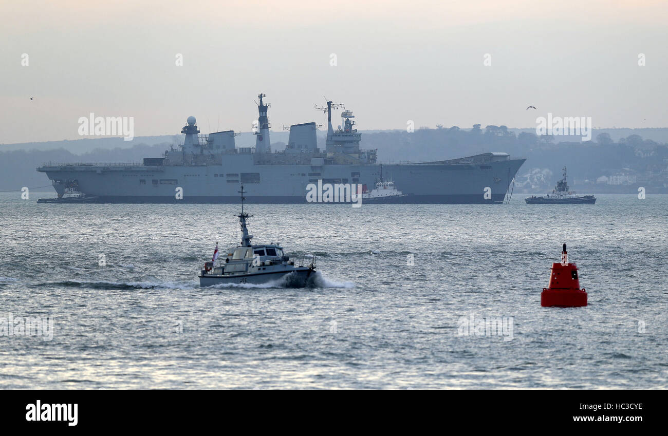 La Royal Navy dell ex portaerei HMS illustre è trainato fuori del porto di Portsmouth voce per un bagno turco scrapyard. Foto Stock