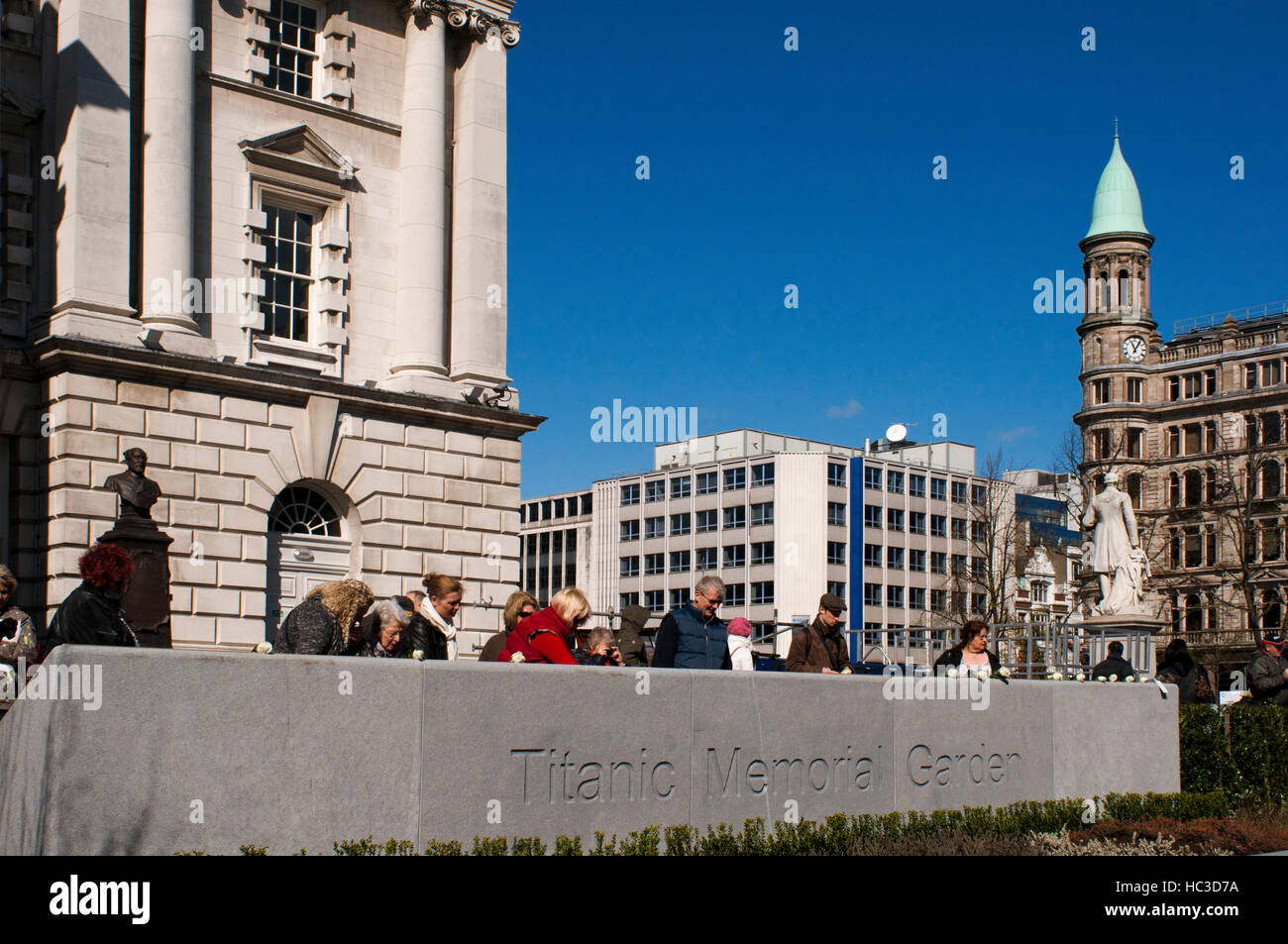 Titanic Memorial Garden, Belfast City Hall nel centro della città, in Irlanda del Nord Regno Unito Regno Unito. Un memorial garden è stata svelata a Belfast per comm Foto Stock