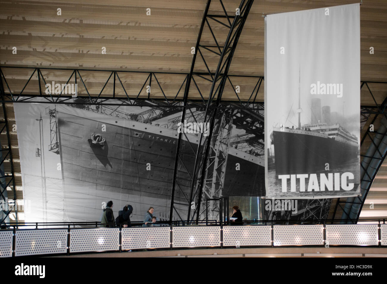 All'interno di Titanic Belfast Museo e Centro Visitatori, Titanic Quarter, Belfast, Irlanda del Nord, Regno Unito. Titanic Belfast esperienza. L'edificio è rivestito in Foto Stock