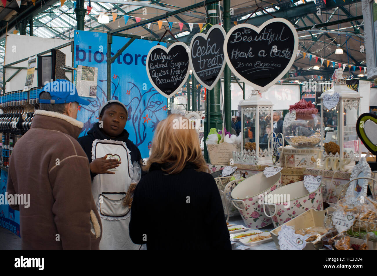Alimenti biologici all'interno di San Giorgio il mercato, Belfast, Irlanda del Nord, Regno Unito. St George's Market è uno di Belfast più antiche attrazioni. Essa fu costruita betwee Foto Stock