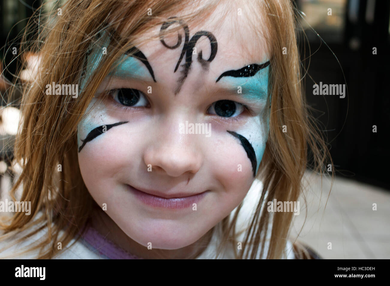 Una ragazza con la faccia dipinta all'interno di San Giorgio il mercato, Belfast, Irlanda del Nord, Regno Unito. St George's Market è uno di Belfast più antiche attrazioni. È stato Foto Stock