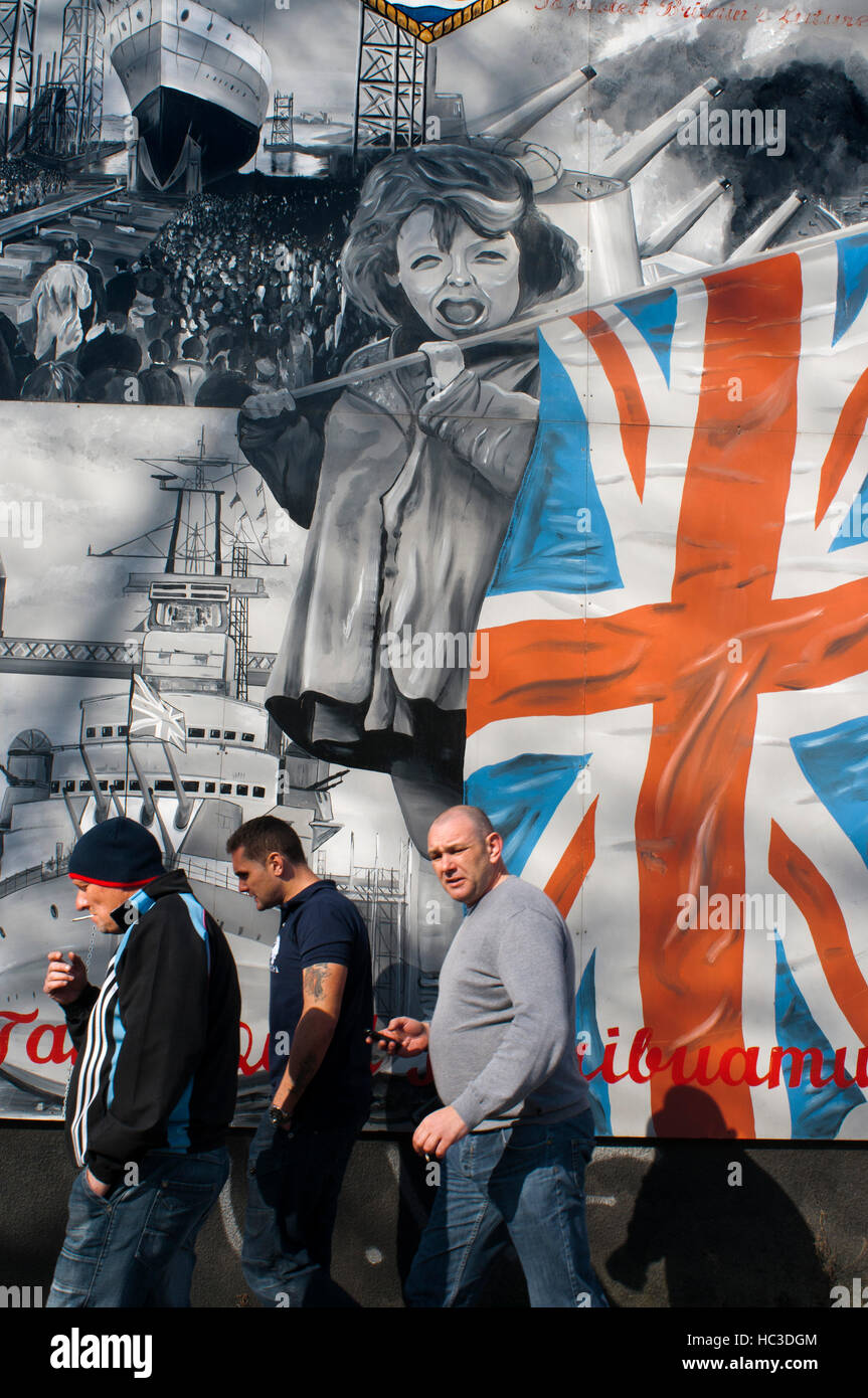 "HMS Belfast' murale, Belfast, Irlanda del Nord, Regno Unito. Un murale a Newtownards Road fine della Torre Street, commemorando l'edificio "HMS Belfast" Lin Foto Stock