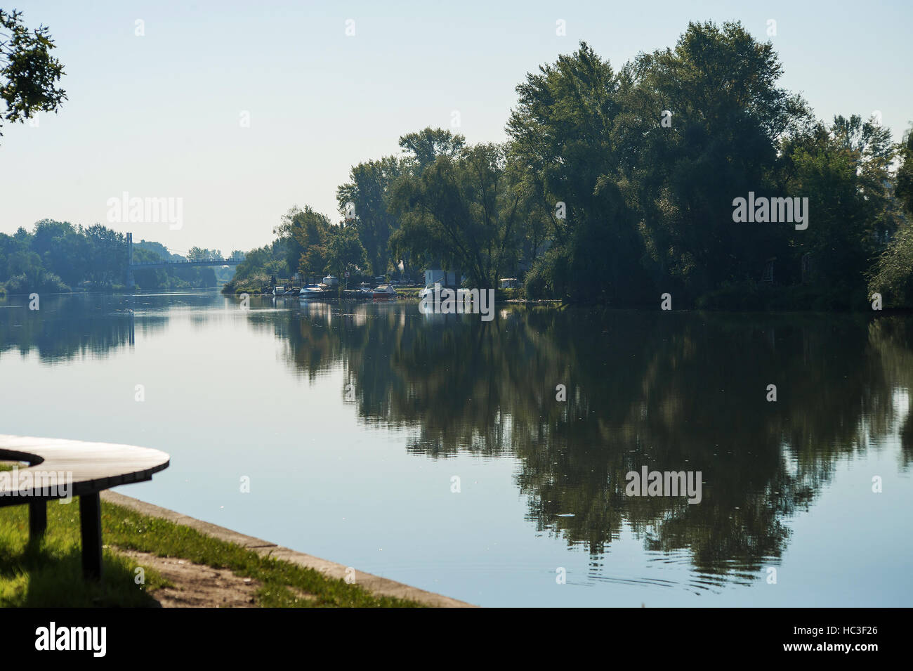 Un luogo per rilassarsi sul fiume in una città europea. Wroclaw, Polonia Foto Stock