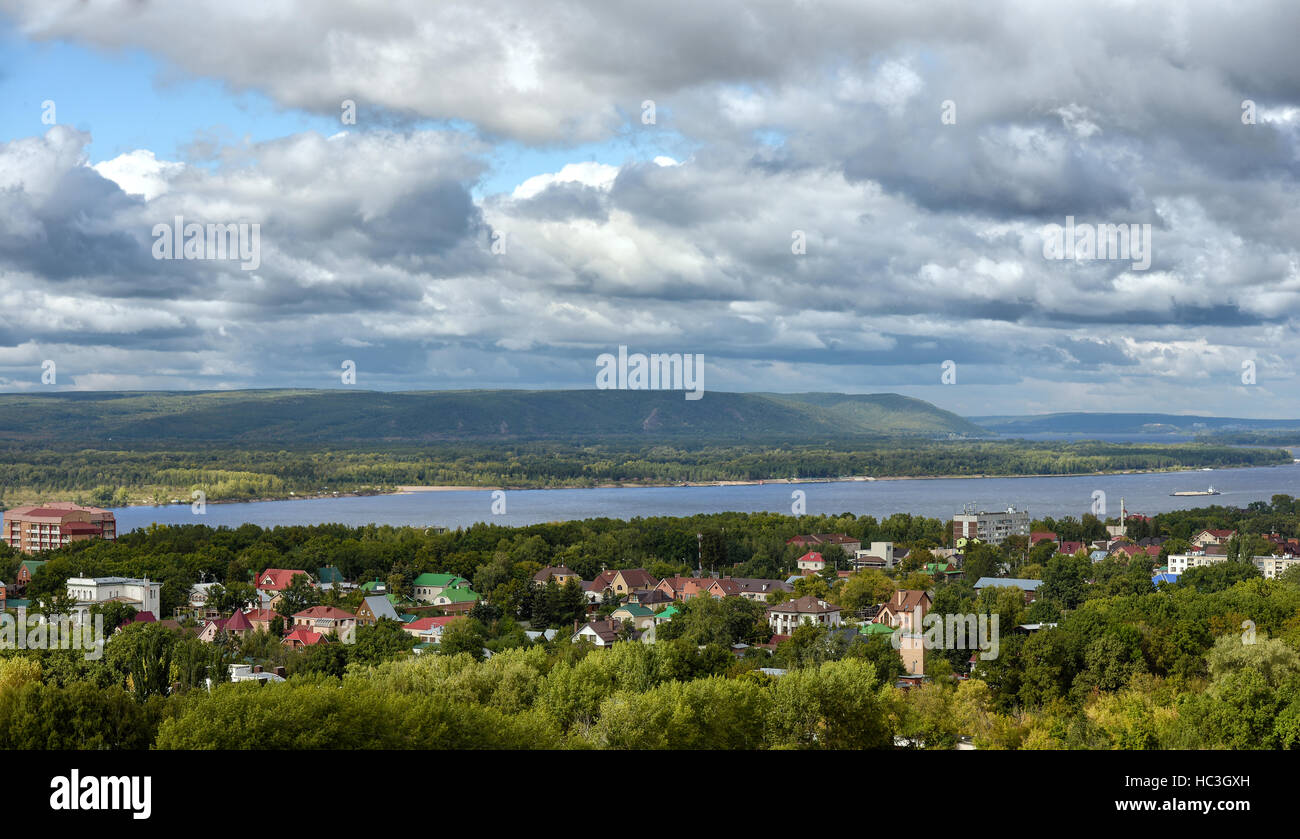 Vista di Samara sobborgo della città di fiume Volga e montagne Zhiguli Foto Stock