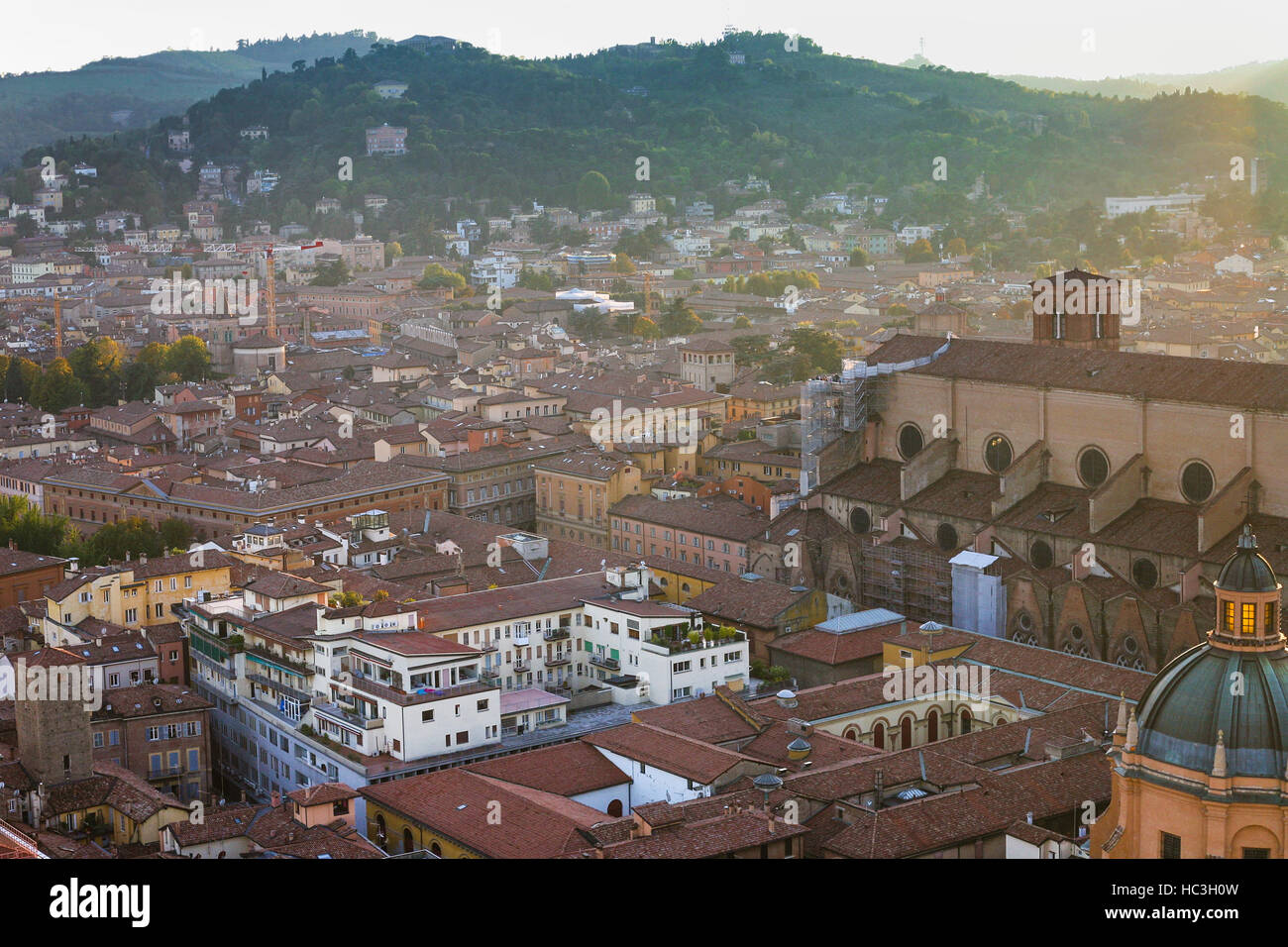 Viaggiare in Italia - sopra la vista della città di Bologna dalla Torre Asinelli ( Torre degli Asinelli) al tramonto Foto Stock