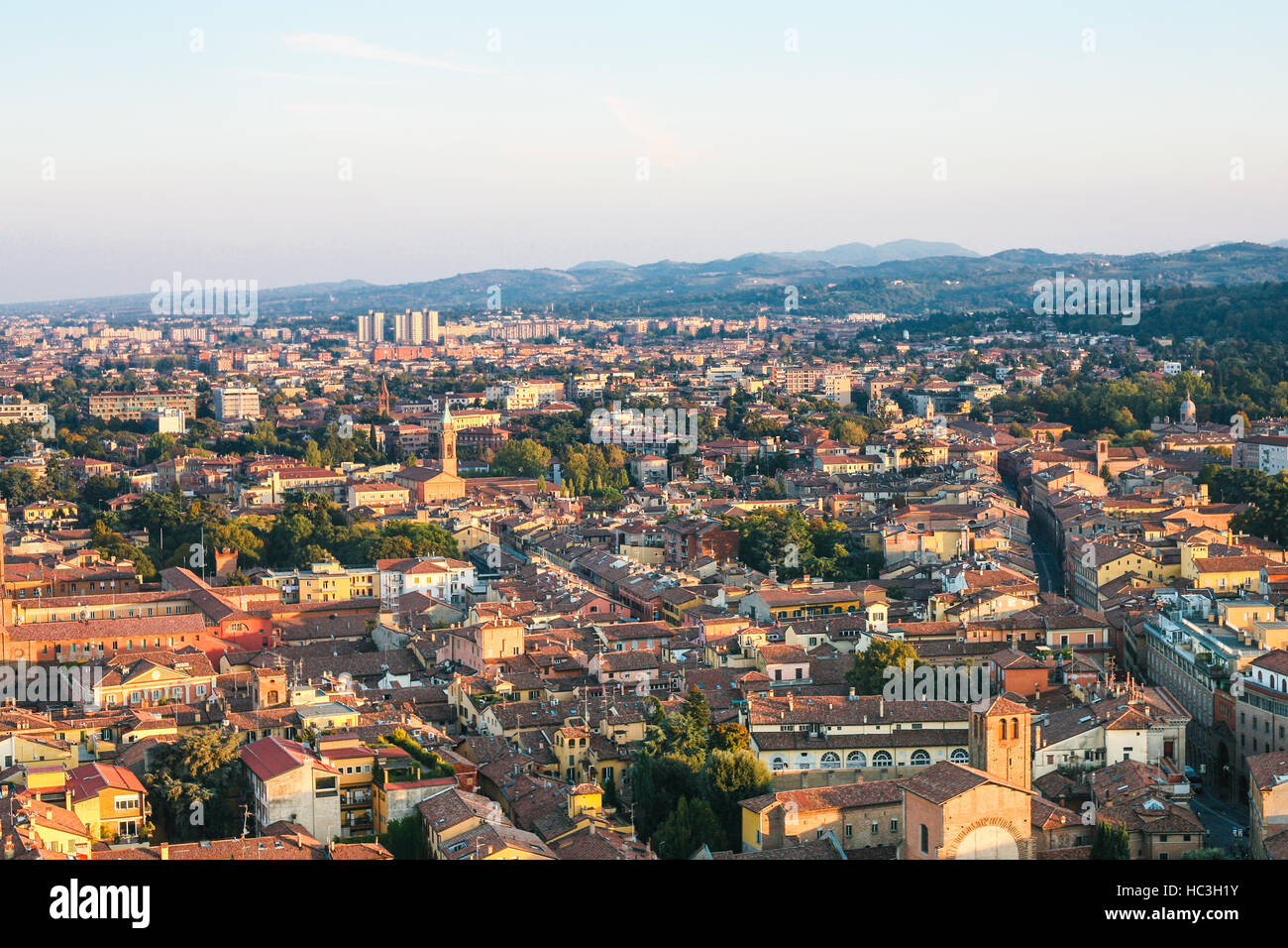 Viaggiare in Italia - sopra la vista della zona residenziale di Bologna città dalla Torre Asinelli ( Torre degli Asinelli) al tramonto Foto Stock