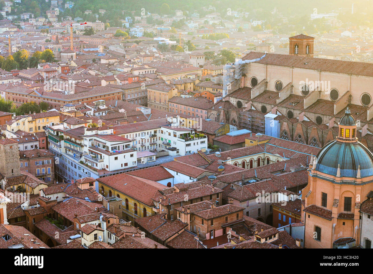 Viaggiare in Italia - al di sopra di vista di appartamento buildinds in Bologna città dalla Torre Asinelli ( Torre degli Asinelli) al tramonto Foto Stock