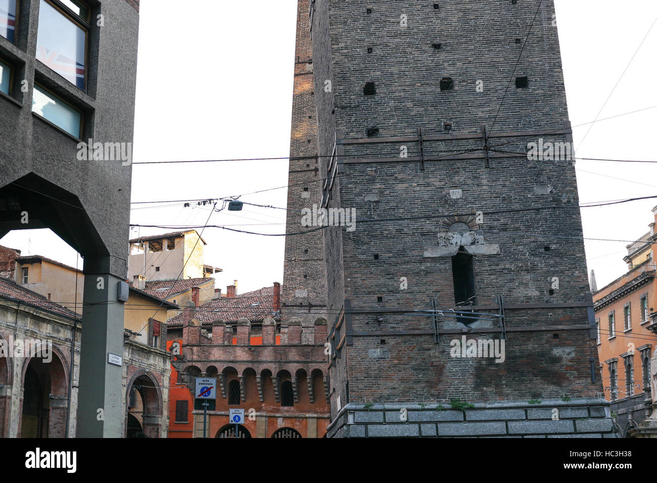 Viaggiare in Italia - base della Torre Garisenda (Torre della Garisenda) e la Torre degli Asinelli sullo sfondo nella città di Bologna Foto Stock