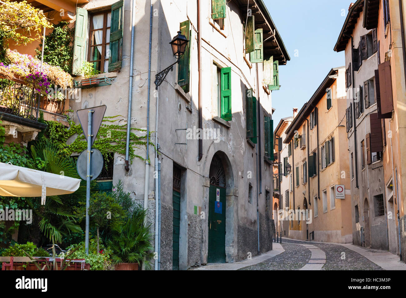 Viaggiare in Italia - vecchie case su strada nella città di Verona Foto Stock