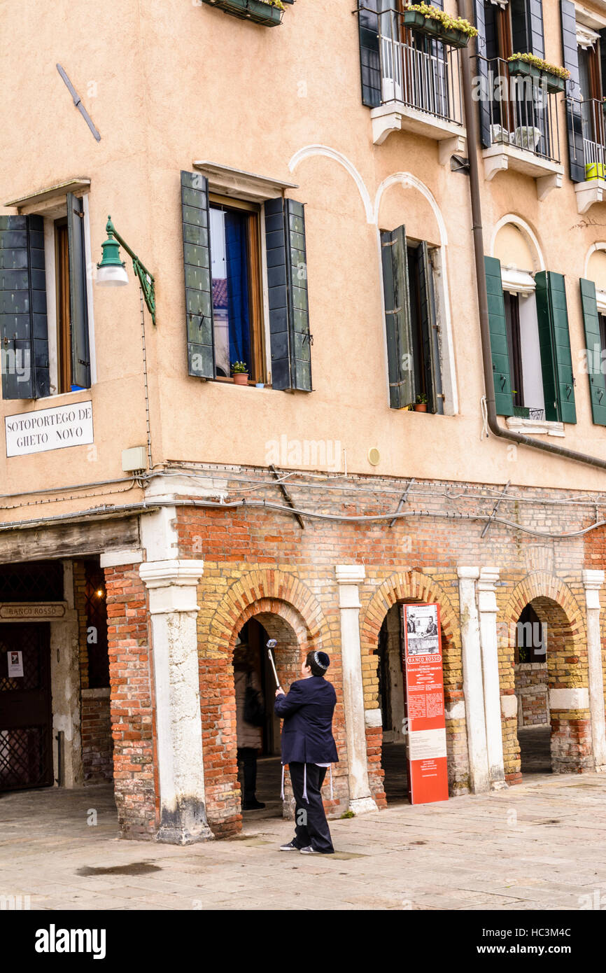 Un giovane ragazzo ebreo prendendo un Selfie foto in Campo del Ghetto di Venezia, Italia Foto Stock