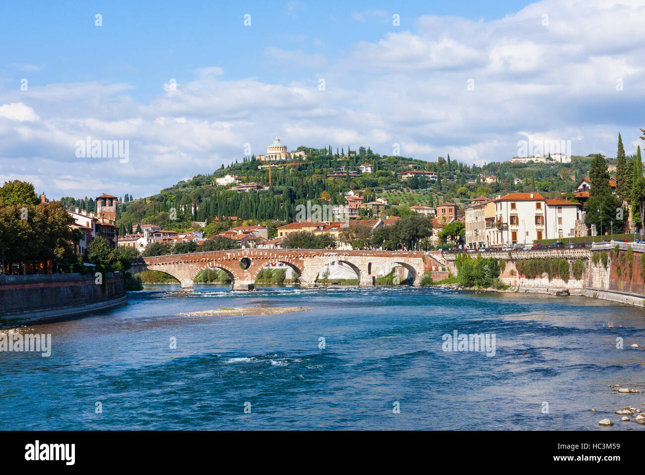 Viaggiare in Italia - vista del Ponte Pietra arco romano Bridge (Ponte di Pietra, Pons Marmoreus) attraversando il fiume Adige a Verona, Foto Stock