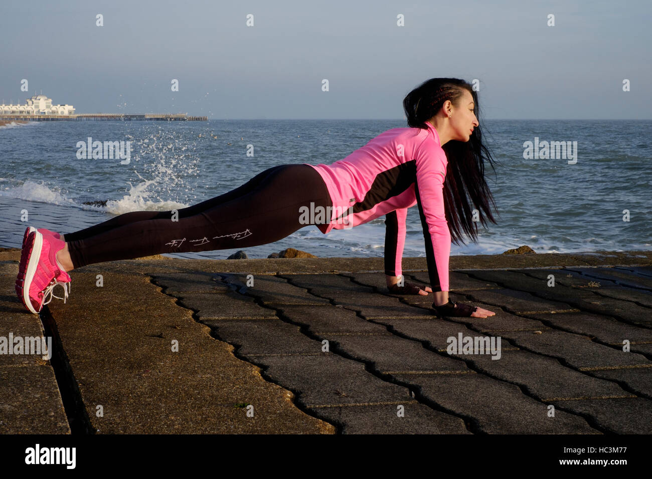 Una giovane donna che esercitano durante la sua quotidiana keep fit all'aperto di routine England Regno Unito Foto Stock