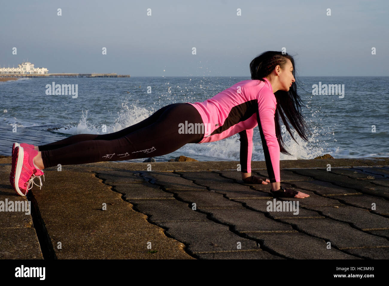 Una giovane donna che esercitano durante la sua quotidiana keep fit all'aperto di routine England Regno Unito Foto Stock